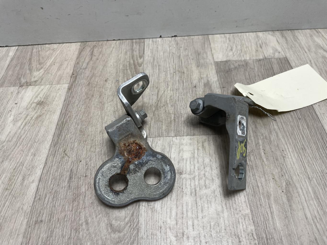 Charniere de porte avant gauche FORD FOCUS 3 PHASE 1 BREAK Diesel - 1
