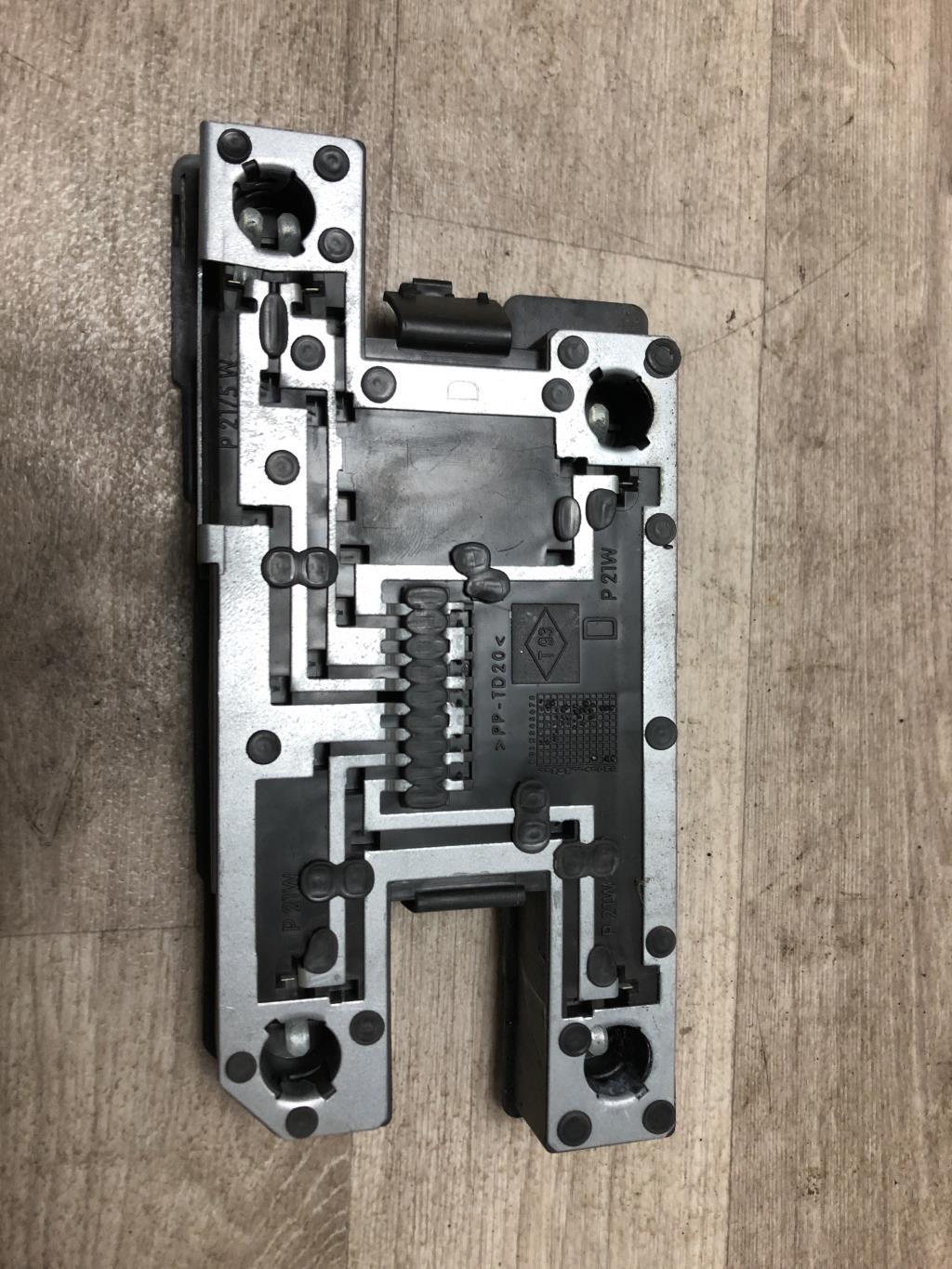 Base portalampade fanale posteriore destro RENAULT CLIO 1 PHASE 3 Diésel - 1