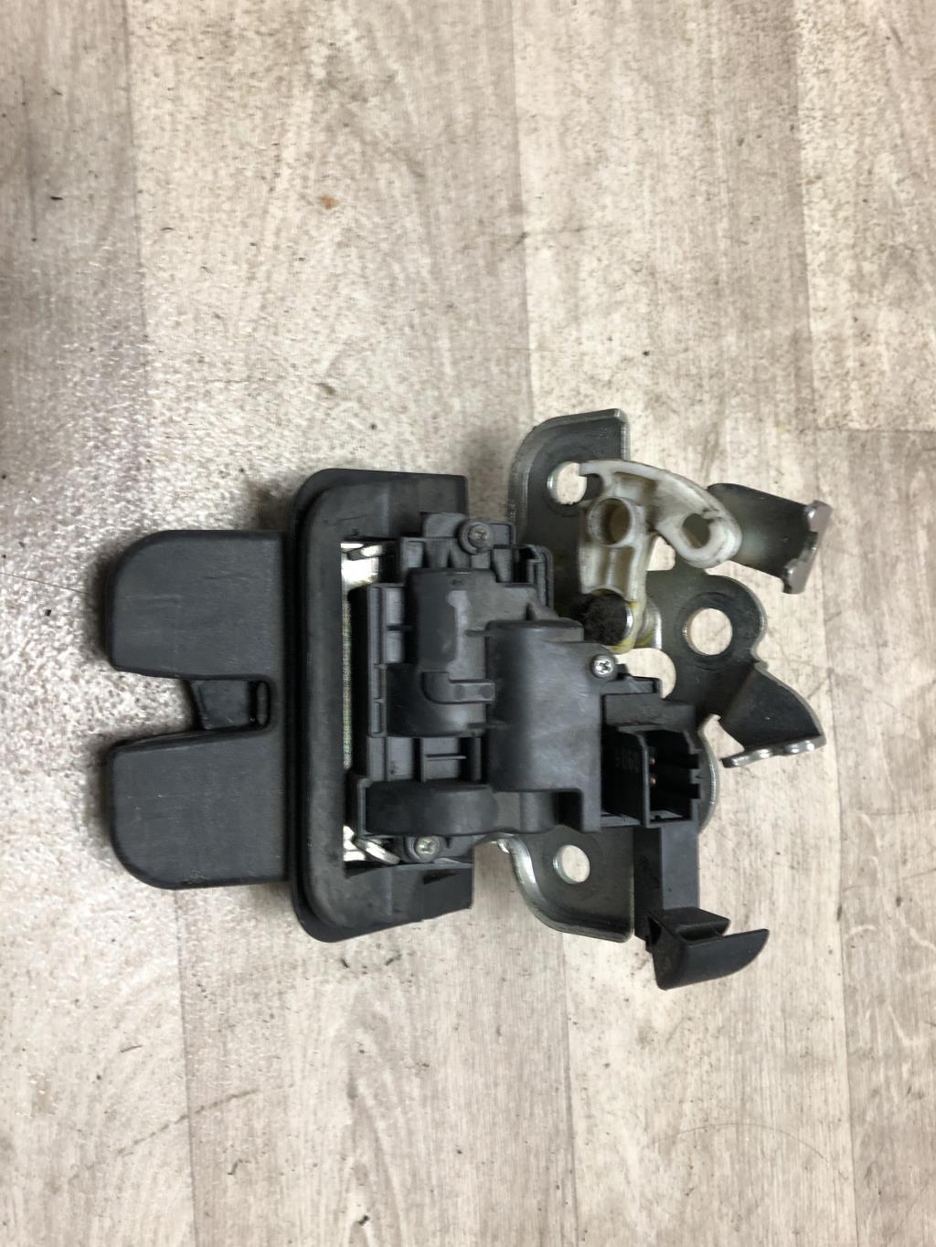 Serrure de hayon AUDI A3 2 SPORTBACK PHASE 2 Diesel - 1