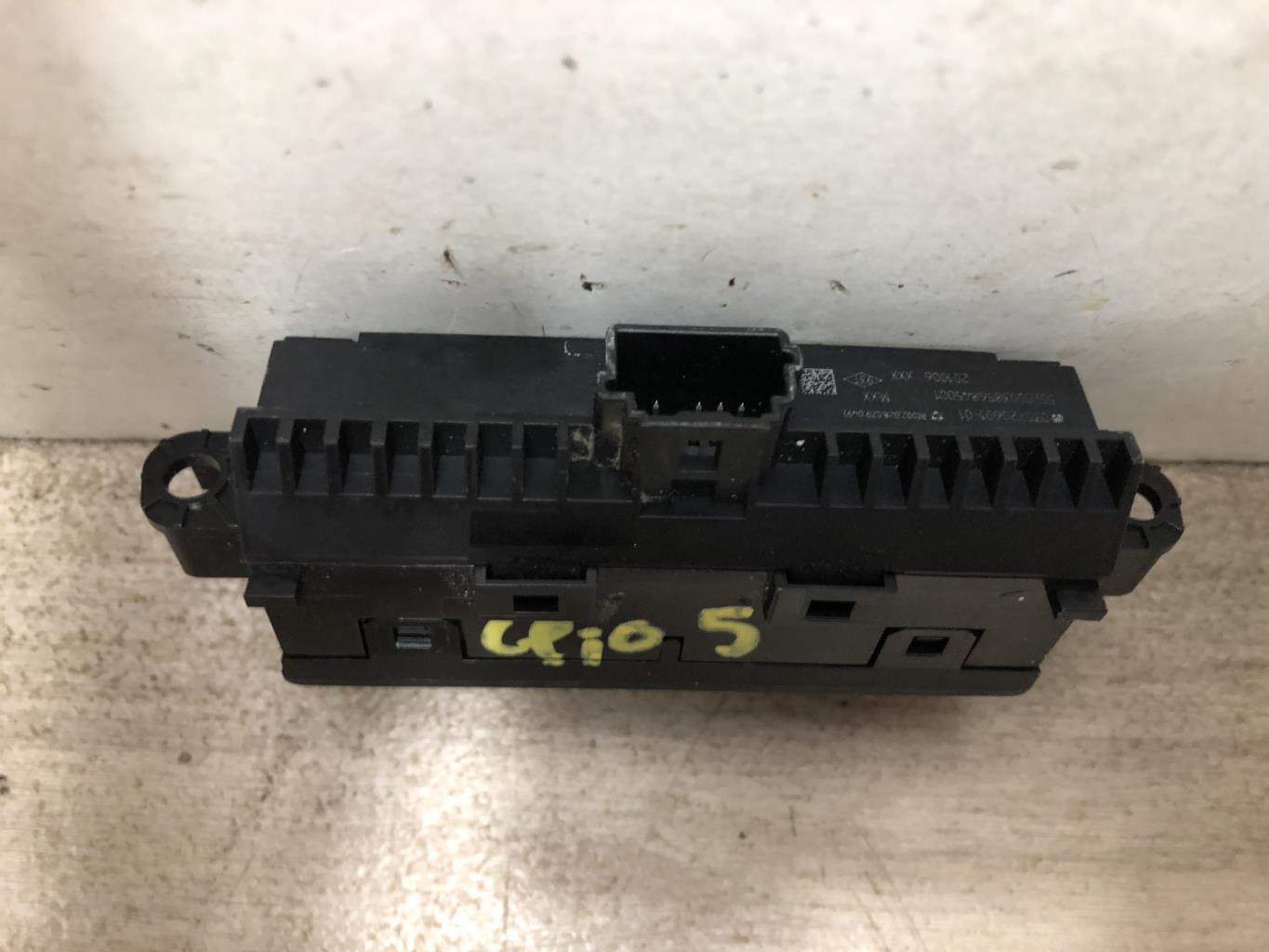 Bouton/Interrupteur RENAULT CLIO 5 PHASE 1 Essence/Hybride - 1