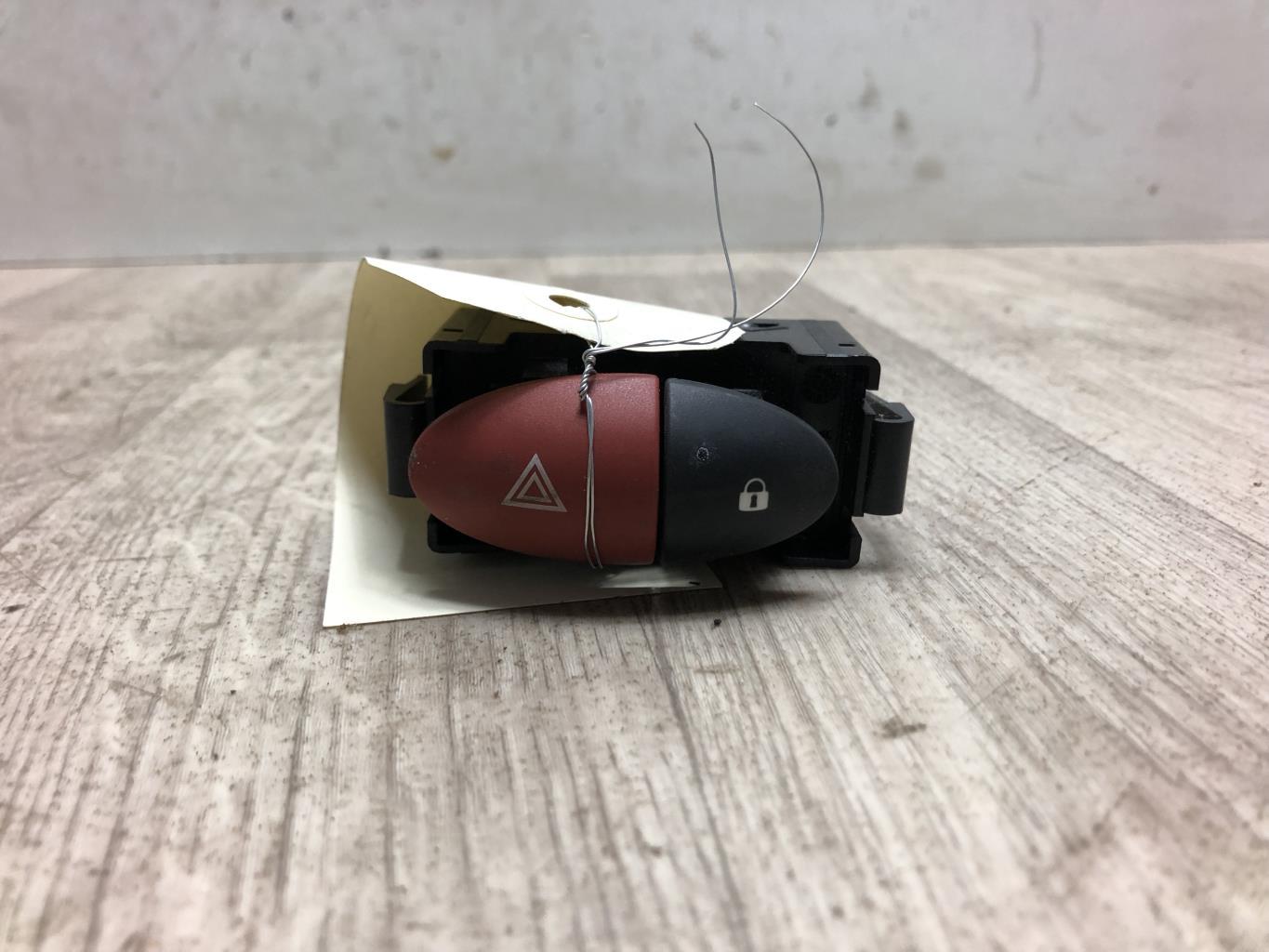 Bouton de warning RENAULT TWINGO 2 PHASE 2 Diesel - 1
