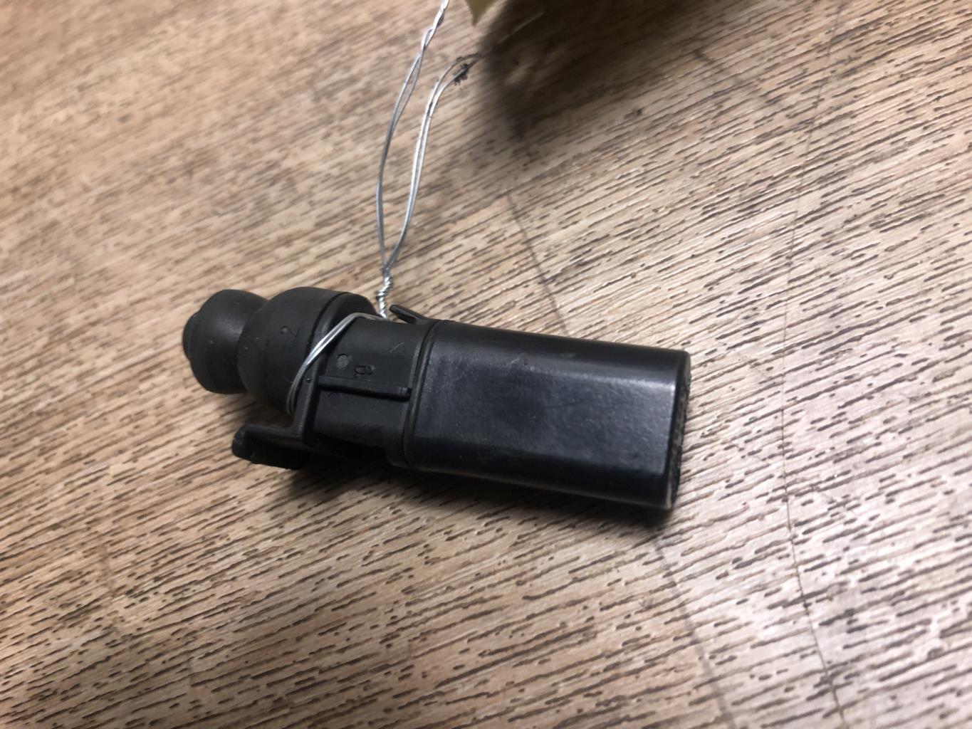 Attuatore chiavistello sportello carburante VOLKSWAGEN PASSAT 6 BREAK Diésel - 1