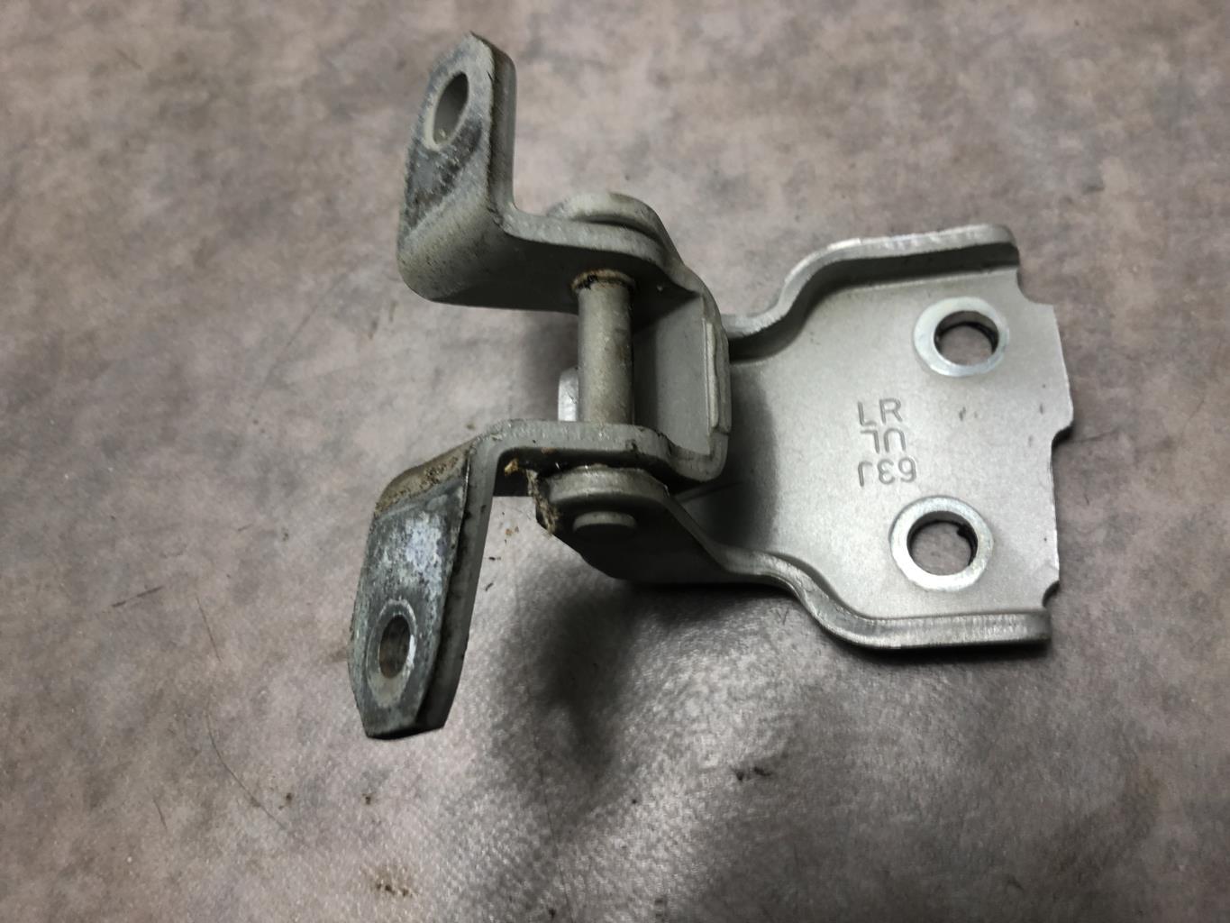 Charniere de porte avant droit SUZUKI SPLASH Essence - 1