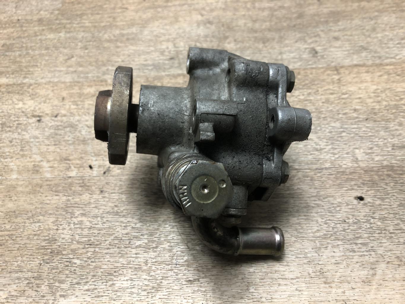 Pompe de direction VOLKSWAGEN GOLF 4 Essence - 1