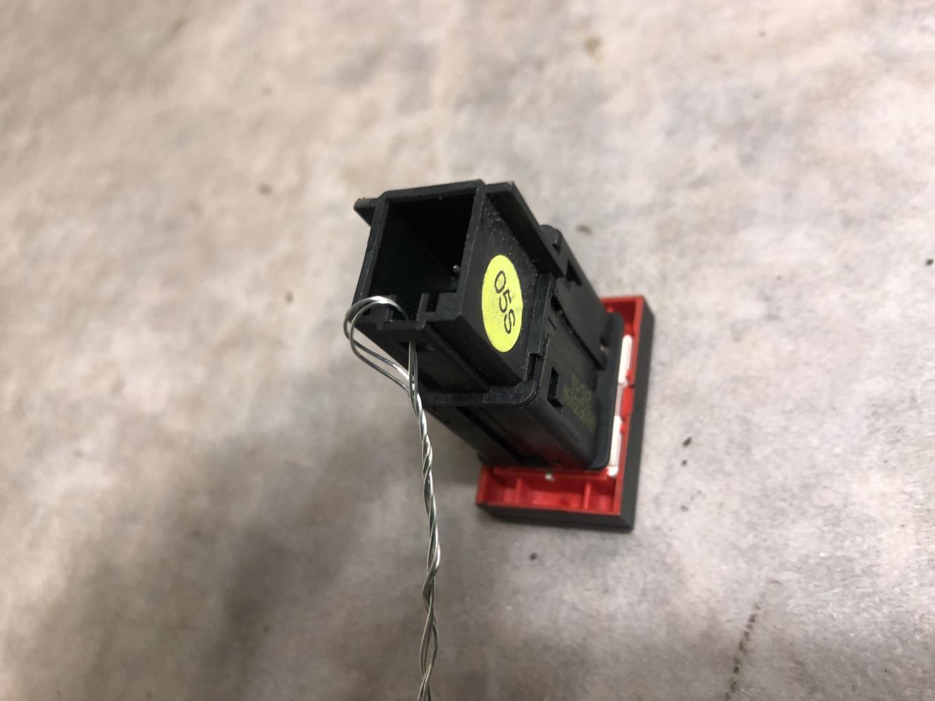 Bouton de warning VOLKSWAGEN POLO 5 PHASE 1 Diesel - 1