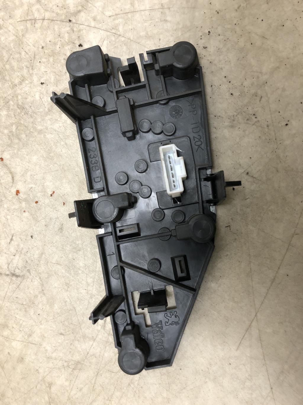 Base portalampade fanale posteriore destro PEUGEOT 406 PHASE 2 Diésel - 1
