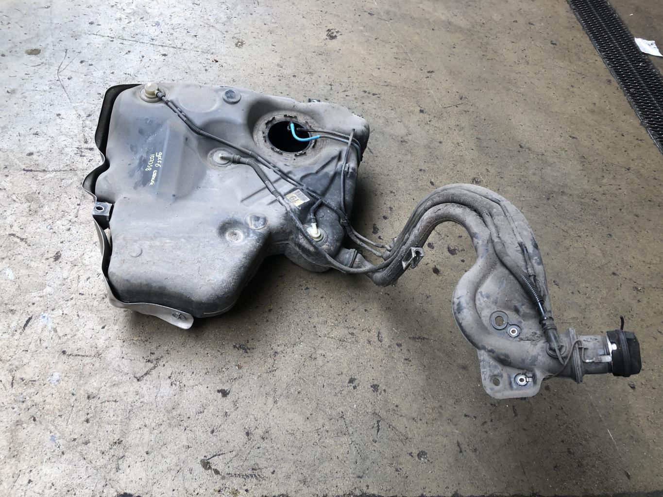 Reservoir VOLKSWAGEN GOLF 6 Essence - 1