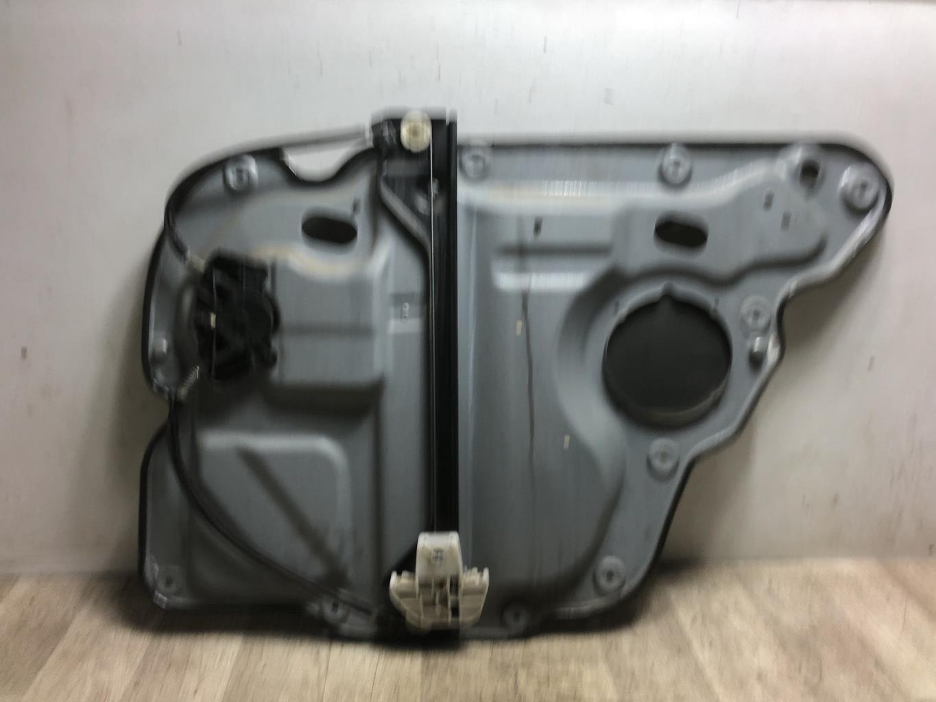 Alzacristalli manuale posteriore destro VOLKSWAGEN TOURAN 1 PHASE 1 Diésel - 1