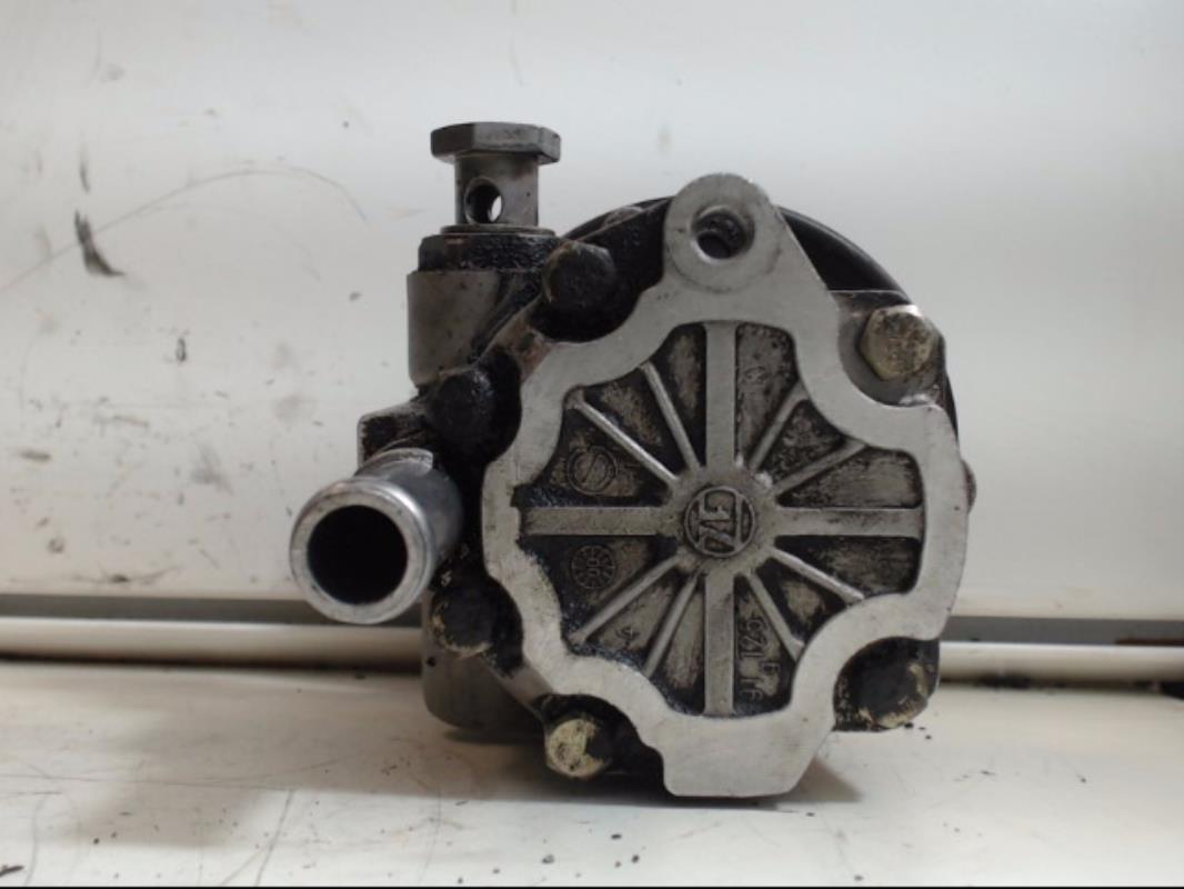 Pompe de direction VOLKSWAGEN POLO 3 Essence - 1