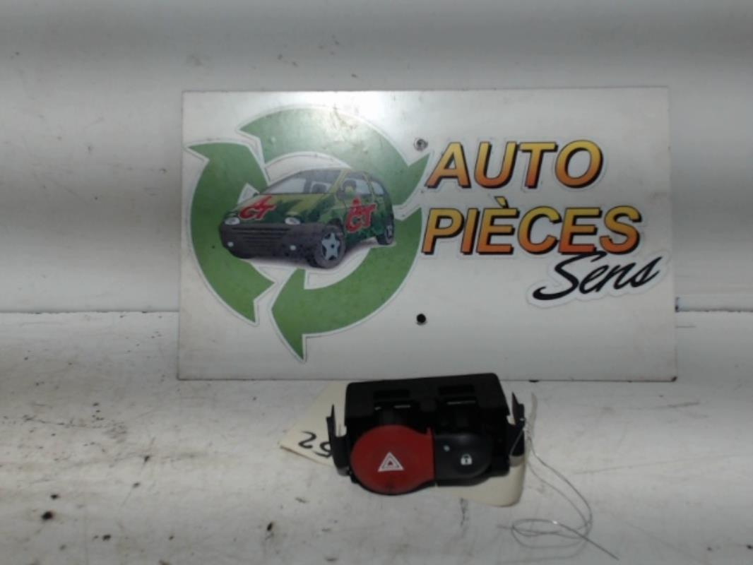 Bouton de warning RENAULT CLIO 3 PHASE 1  - 1