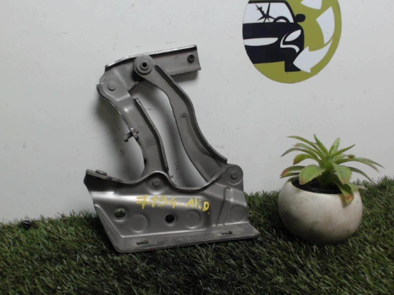 Charniere de capot MERCEDES CLASSE B 245 PHASE 1 Diesel - 1