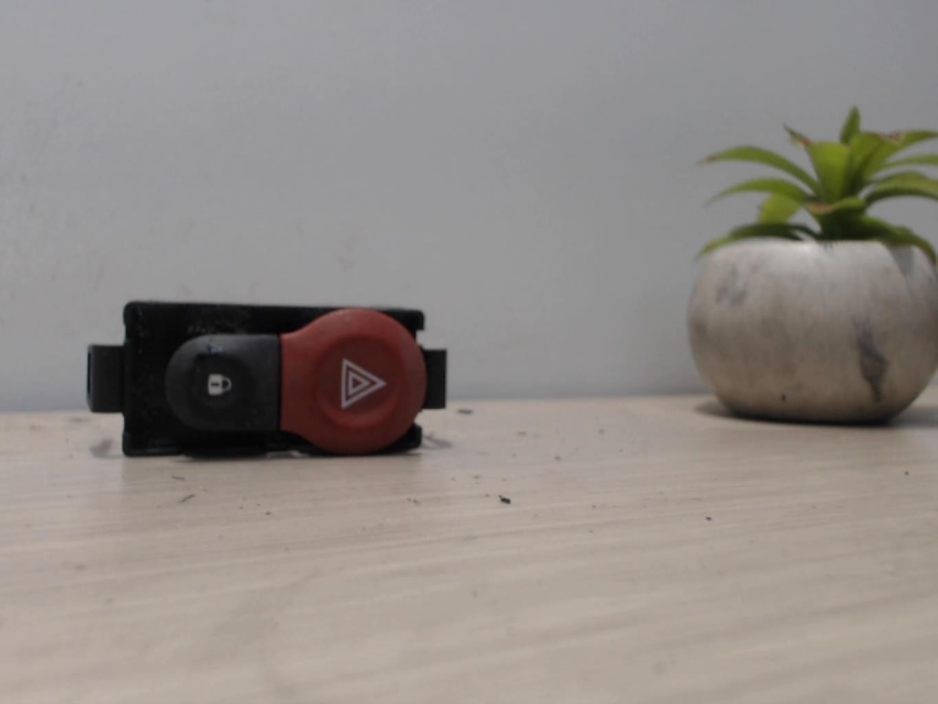Bouton de warning RENAULT KANGOO 2 PHASE 2 Diesel - 1