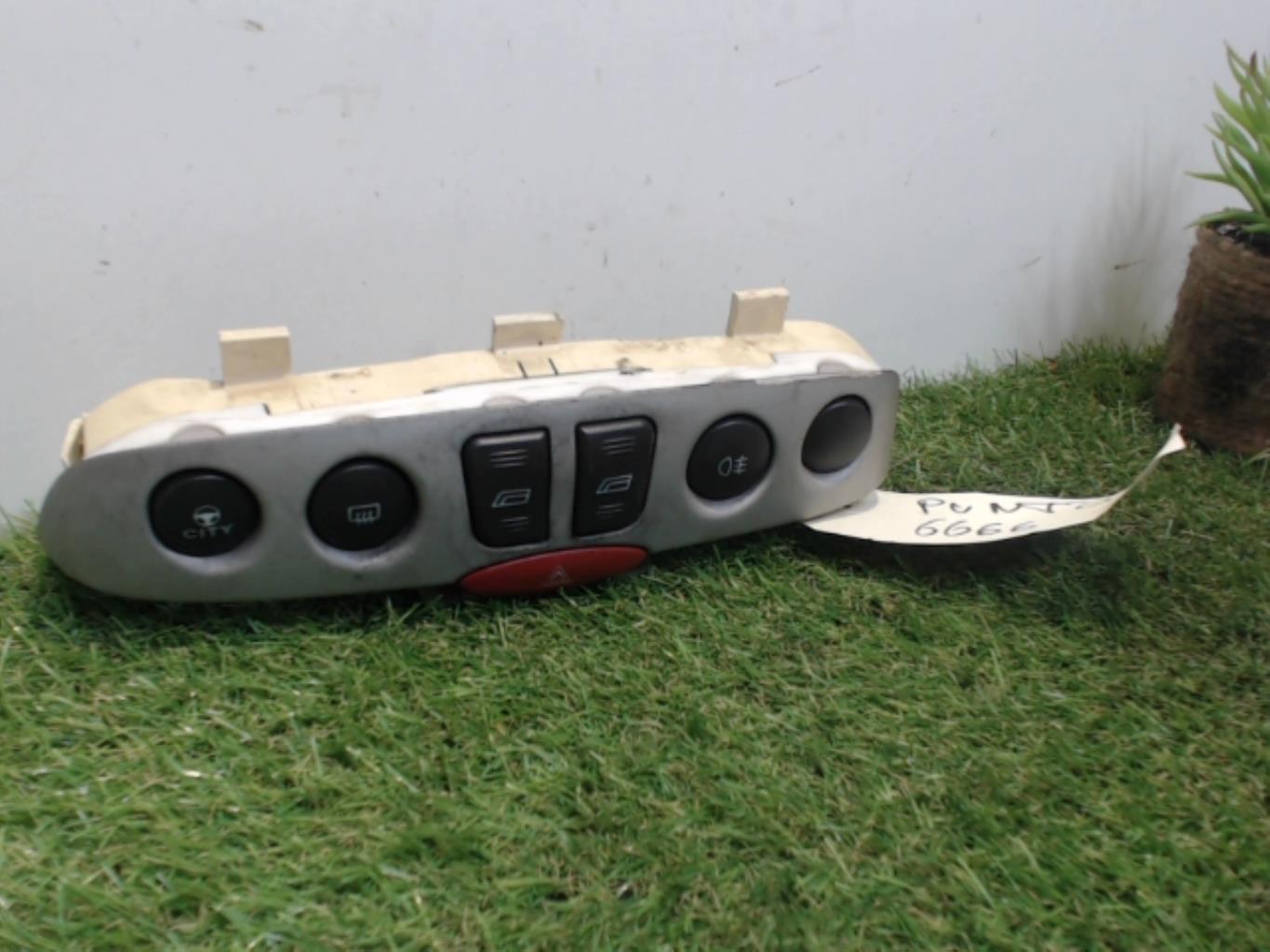 Console central (interieur plastique) FIAT PUNTO 2 PHASE 2 Essence - 1