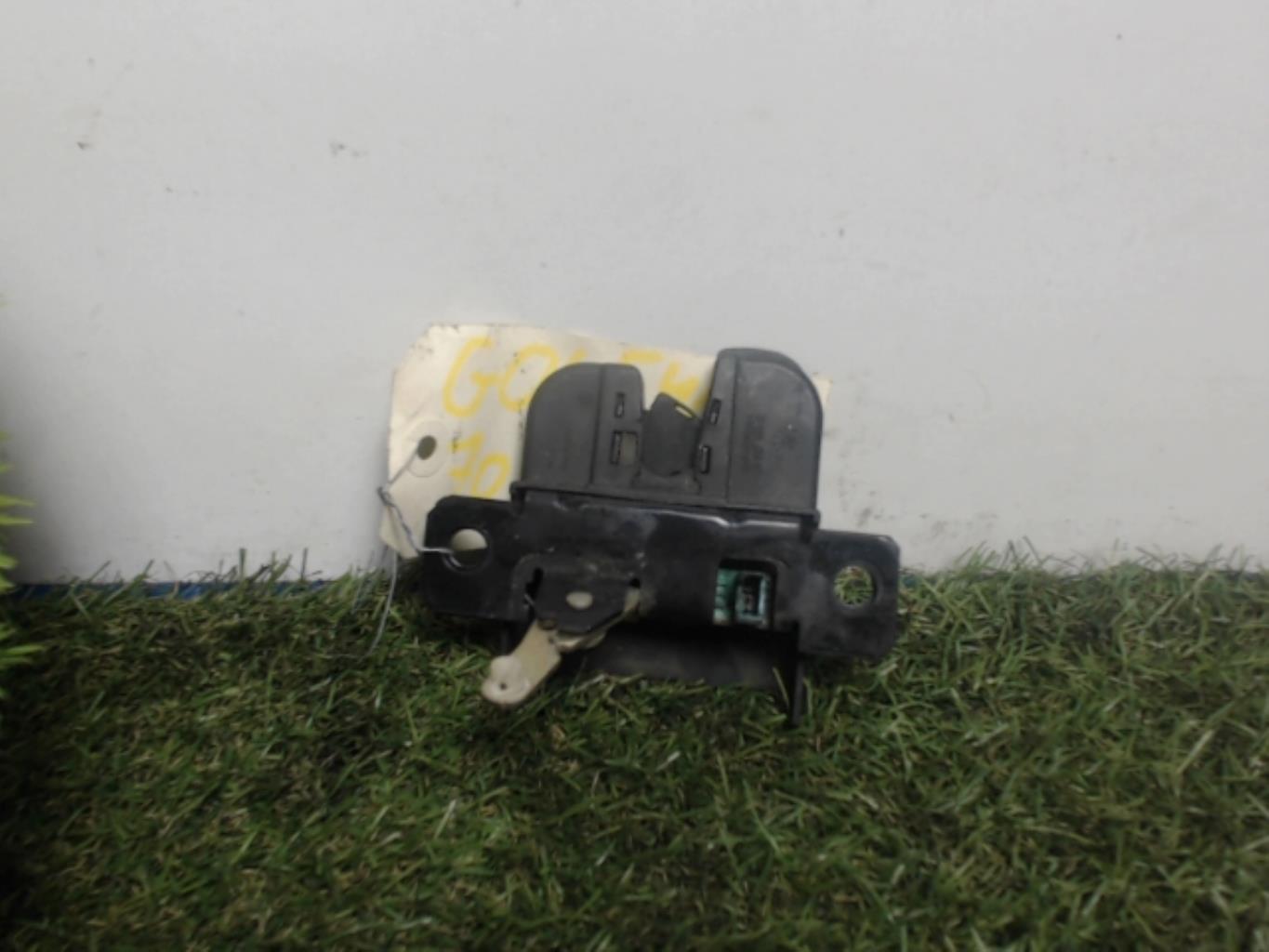 Serrure de coffre VOLKSWAGEN GOLF 4 Diesel - 1