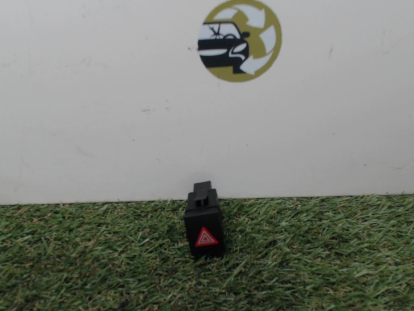 Bouton de warning VOLKSWAGEN POLO 4 PHASE 1 Essence - 1