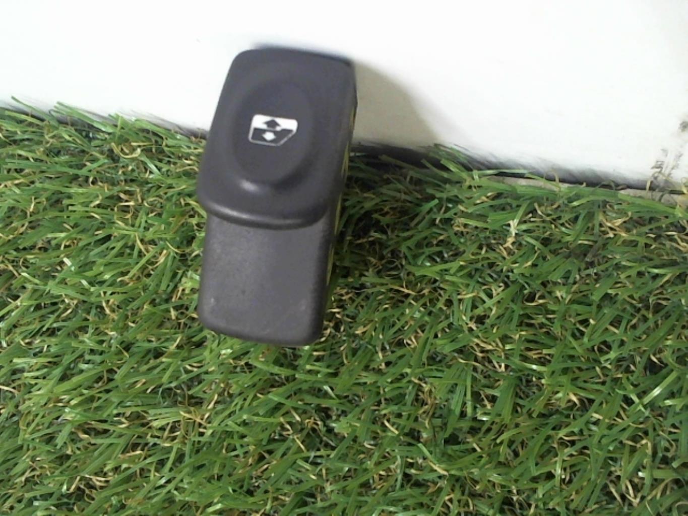 Interrupteur de leve vitre avant droit RENAULT CLIO 2 PHASE 1 Essence - 1