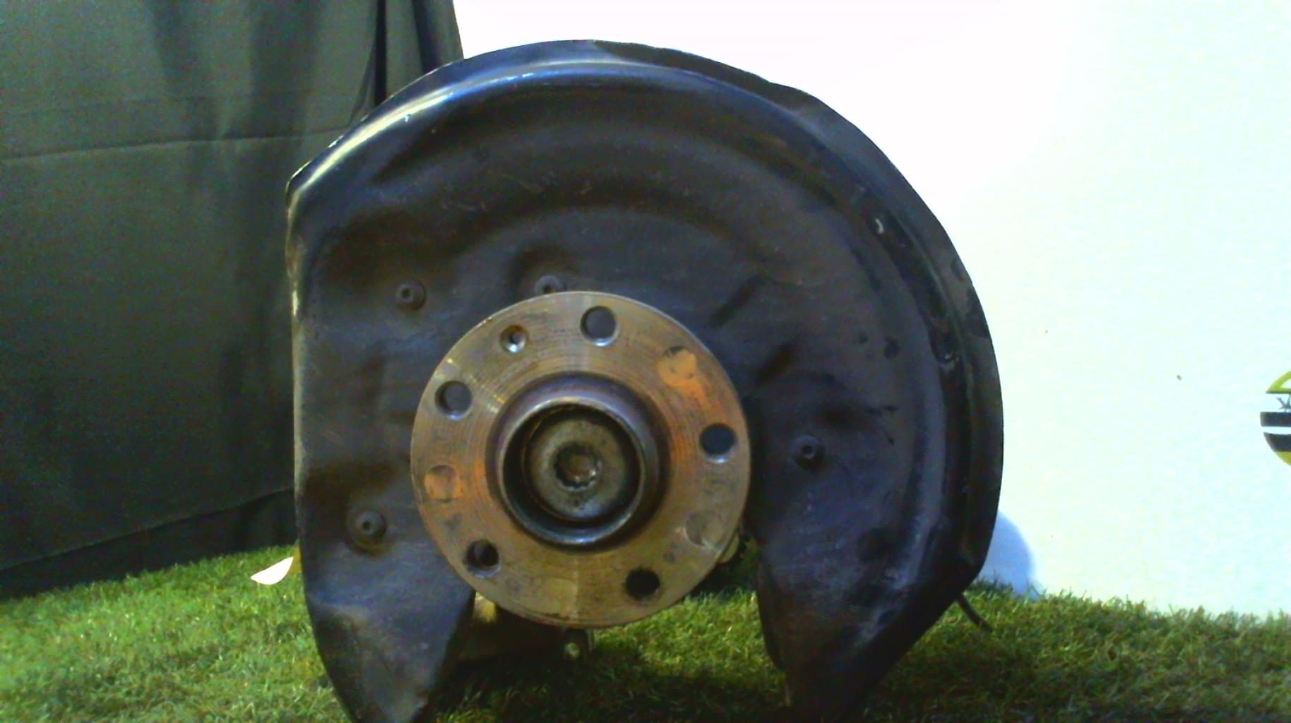 Moyeu avant gauche VOLKSWAGEN PASSAT 5 BREAK Diesel - 1