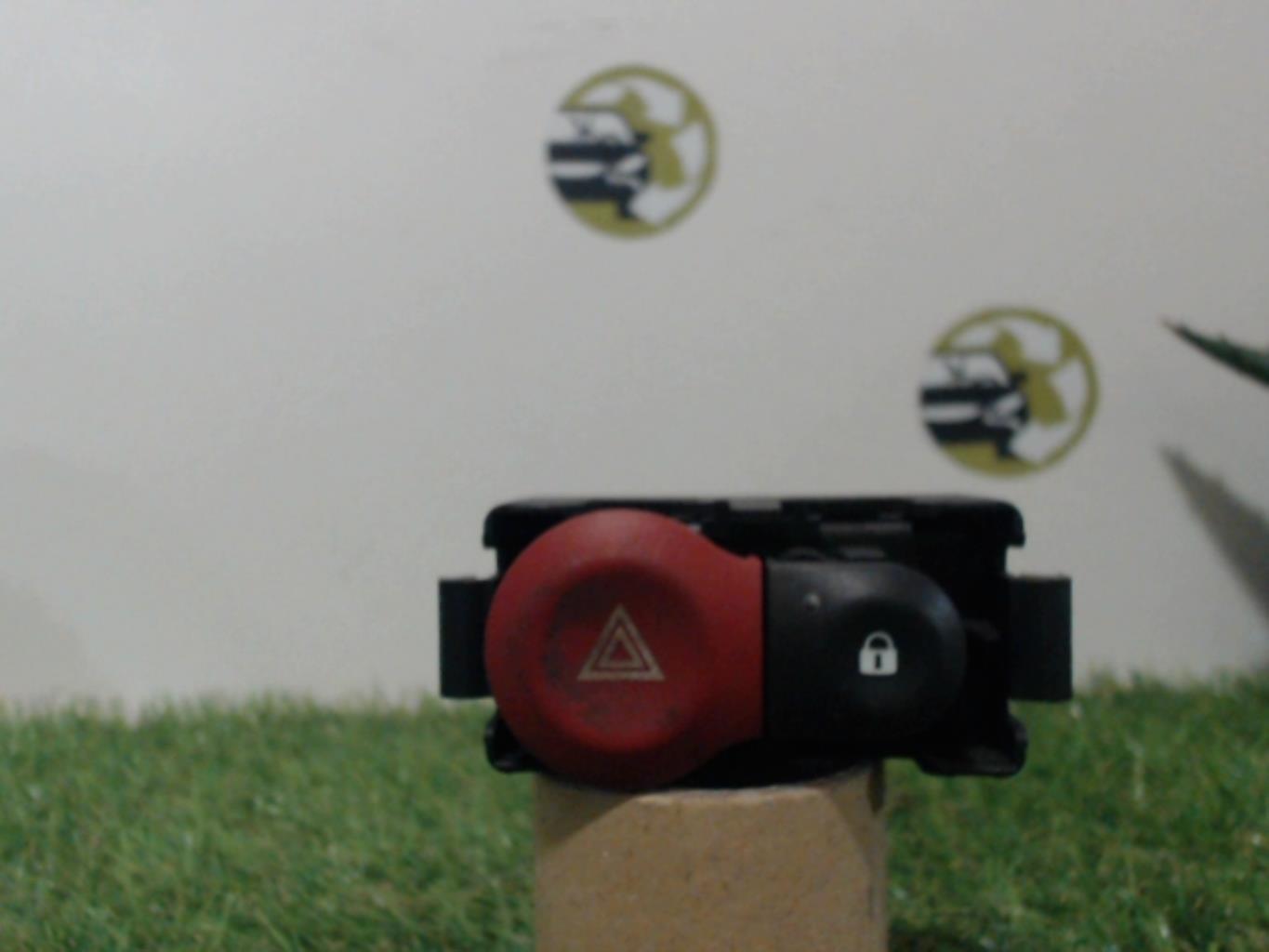 Bouton de warning RENAULT CLIO 3 PHASE 1  - 1