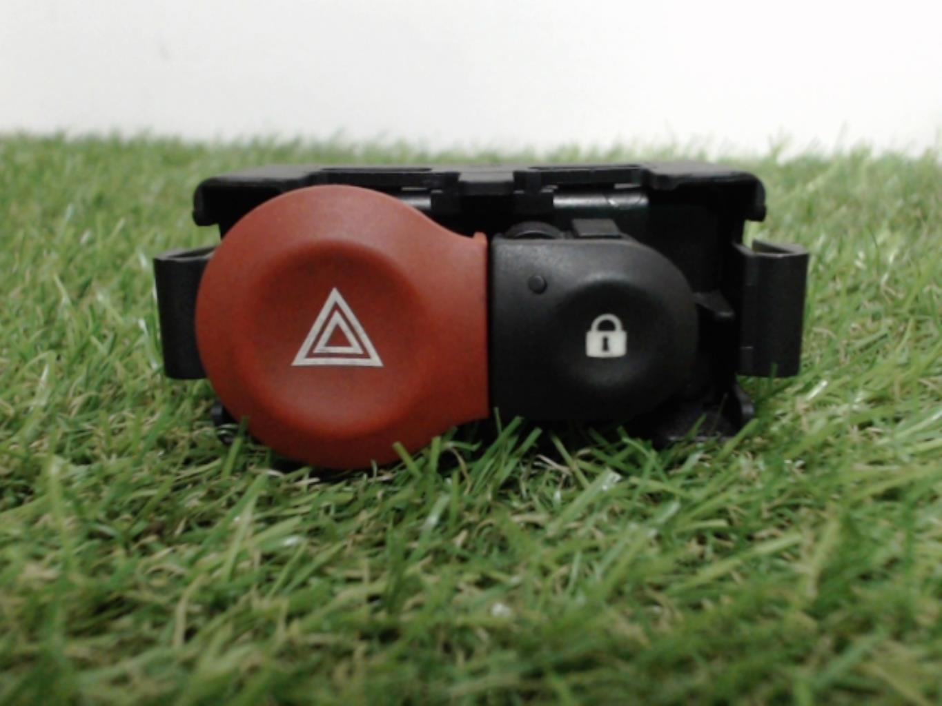 Bouton de warning RENAULT CLIO 3 PHASE 2  - 1