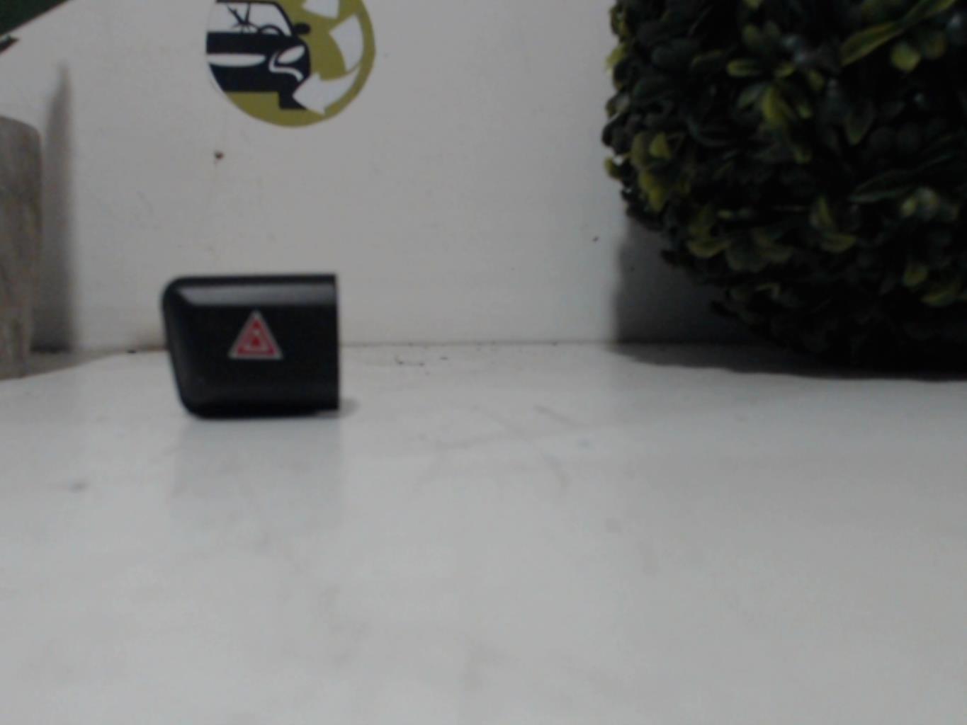 Bouton de warning PEUGEOT 208 1 PHASE 1 Diesel - 1