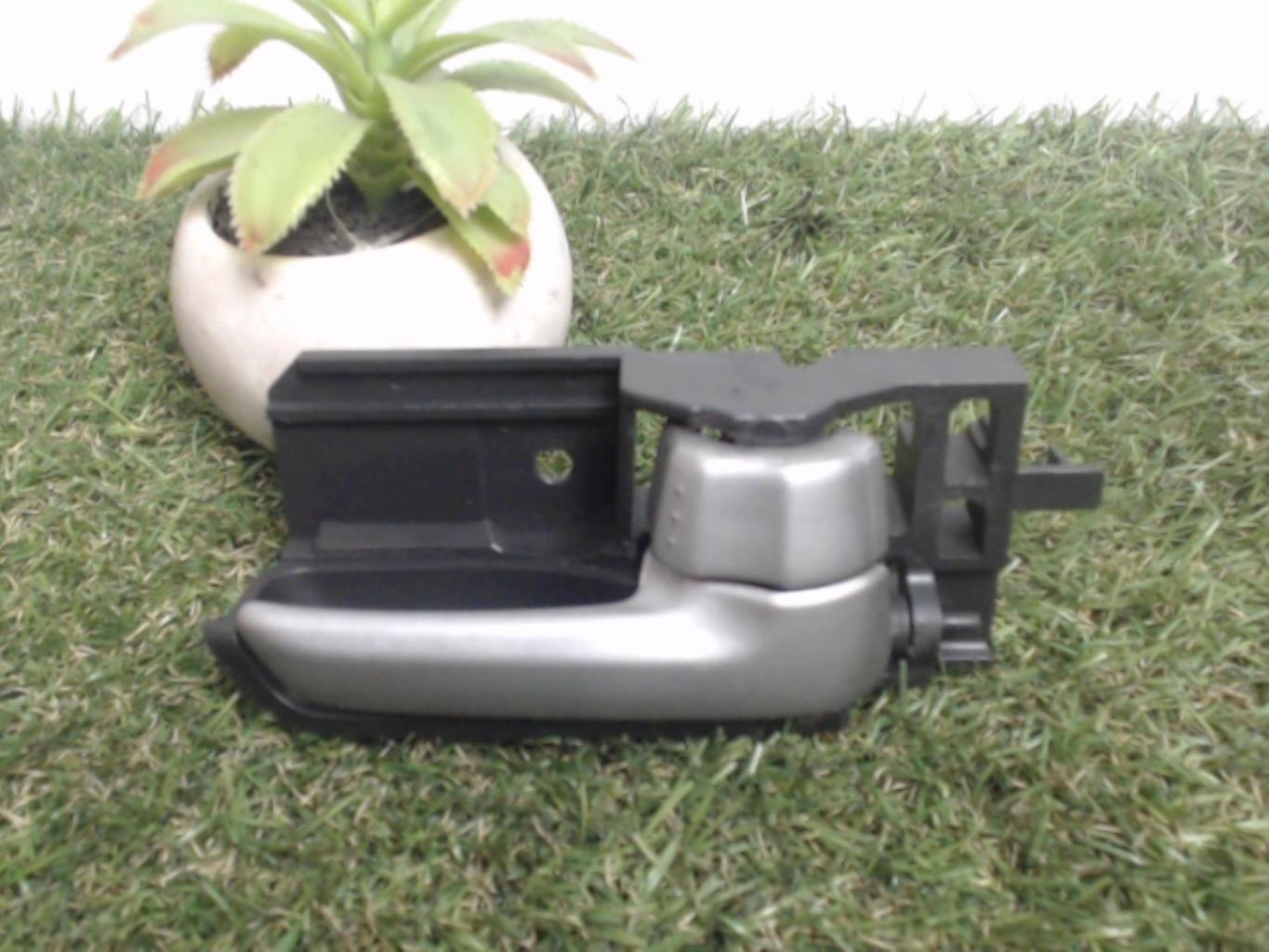 Poignee interieur avant droit SUZUKI SWIFT 3 Diesel - 1
