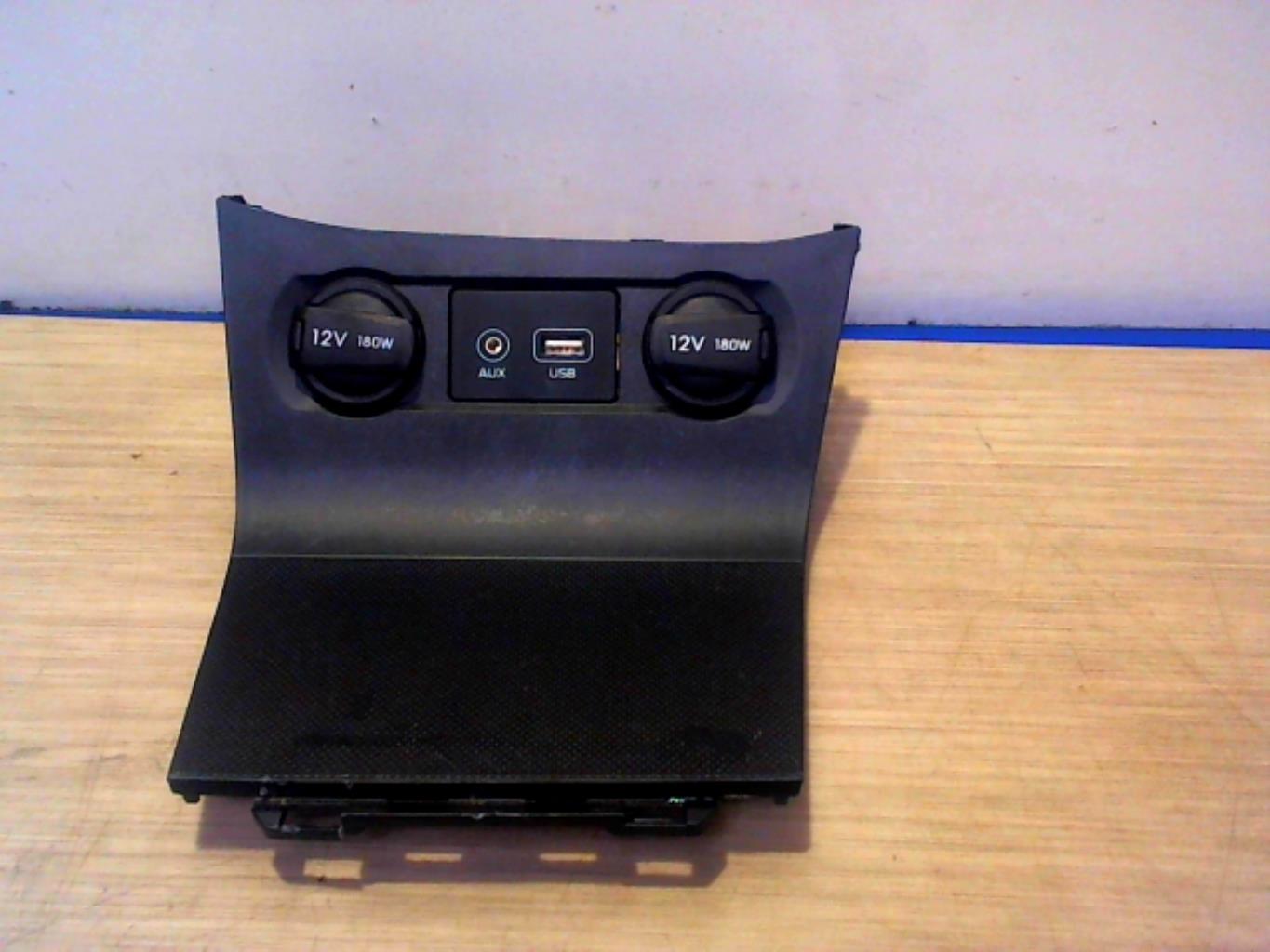 Prise port USB HYUNDAI I 20 2 PHASE 1 Essence - 1