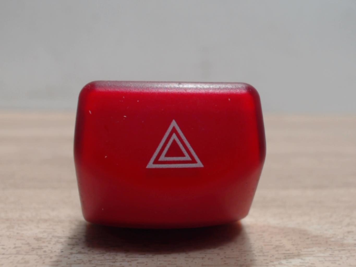 Bouton de warning NISSAN MICRA 3 PHASE 2 Essence - 1