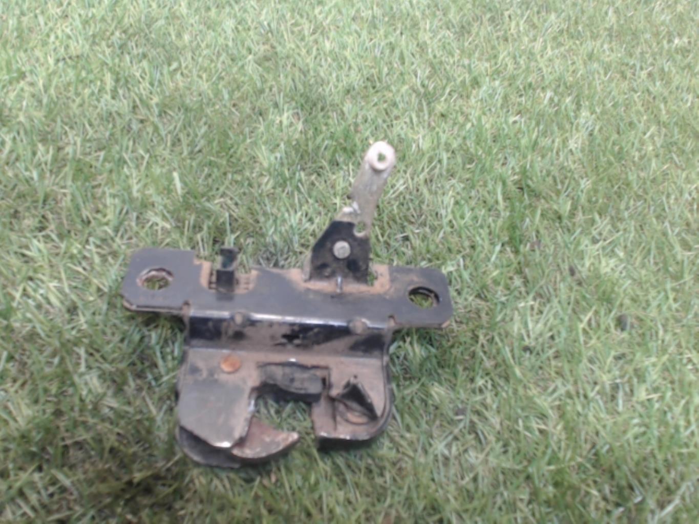 Serrure de coffre VOLKSWAGEN GOLF 4 Diesel - 1