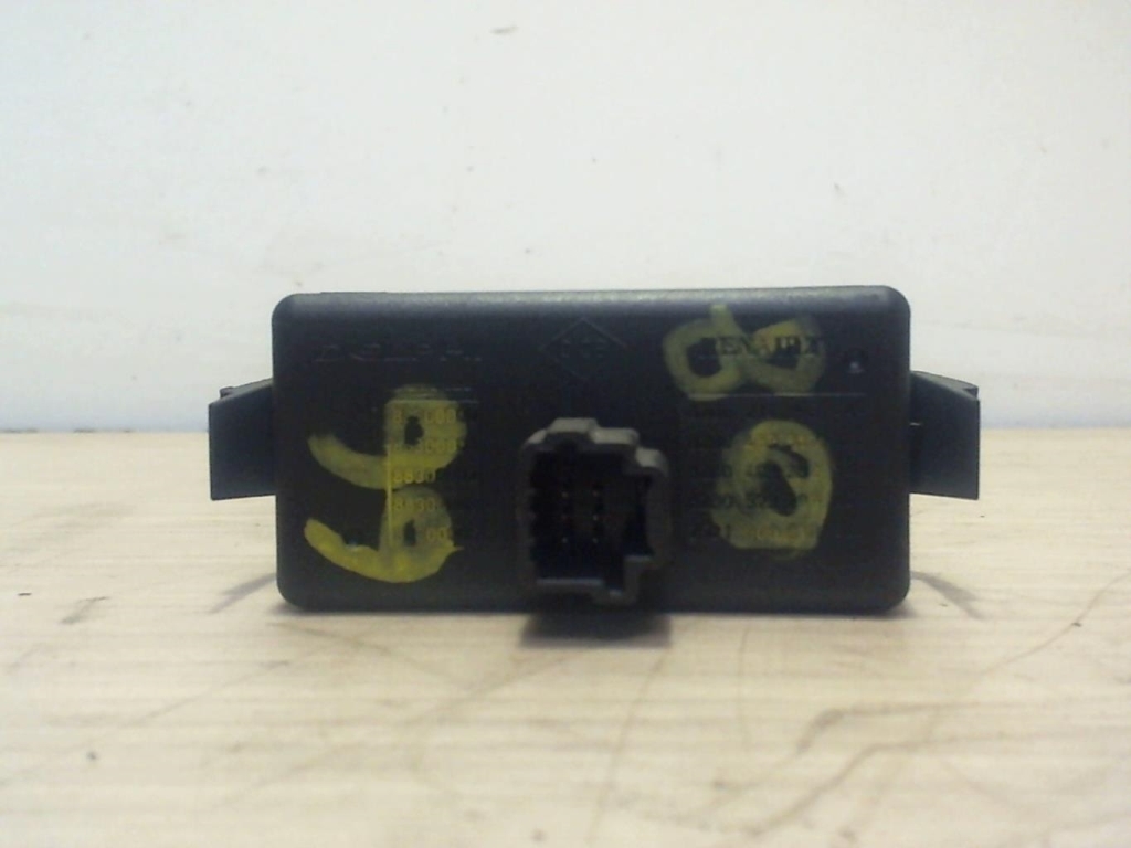 Bouton de warning RENAULT CLIO 3 PHASE 1  - 1