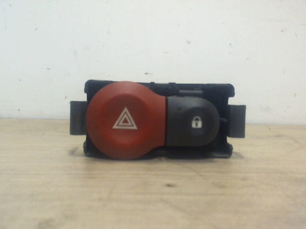Bouton de warning RENAULT CLIO 3 PHASE 1  - 1