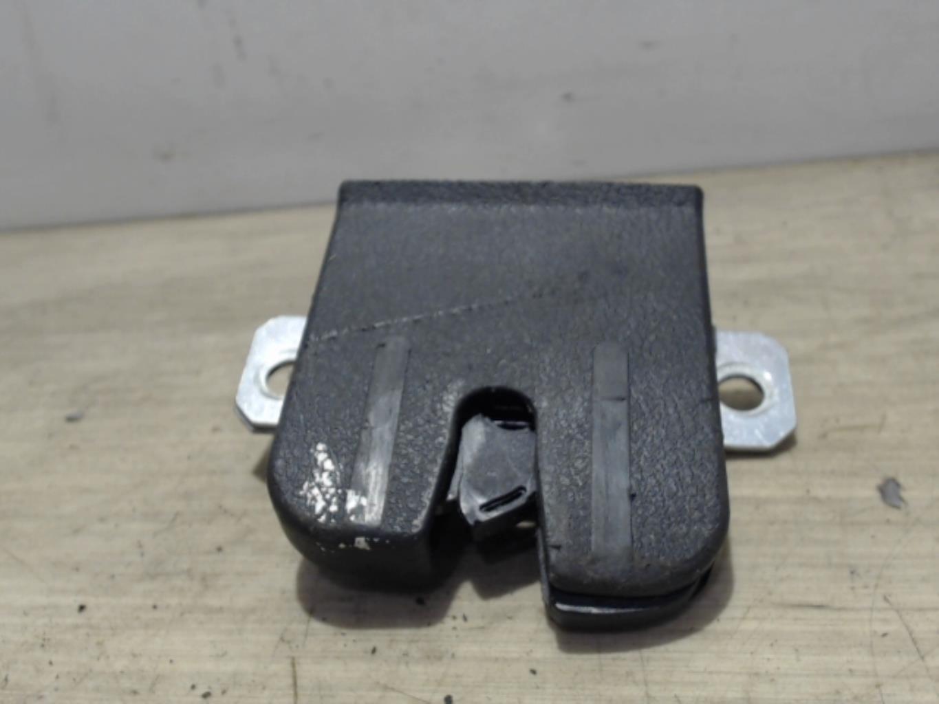Serrure de coffre VOLKSWAGEN POLO 3 PHASE 2 Essence - 1