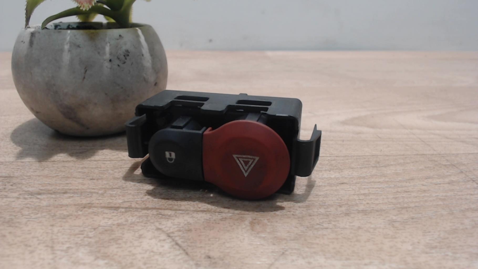 Bouton de warning RENAULT CLIO 3 PHASE 1  - 1