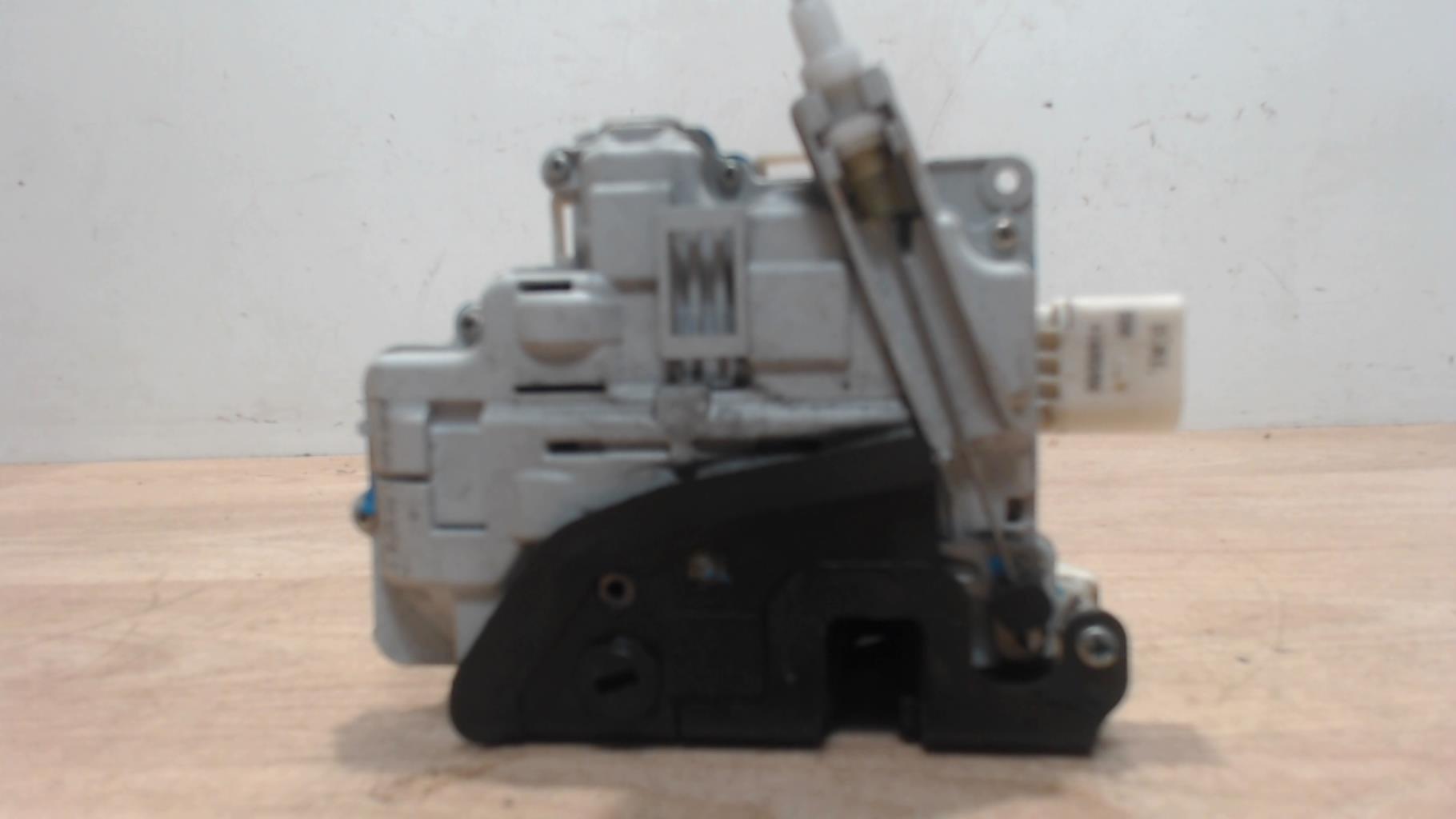 Serrure arriere gauche AUDI A4 2 PHASE 2 Diesel - 1