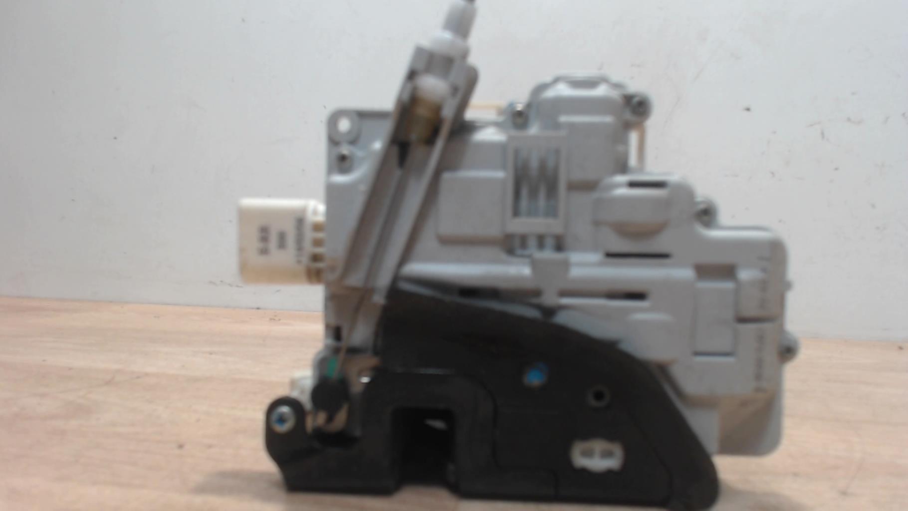 Serrure avant droit AUDI A4 2 PHASE 2 Diesel - 1