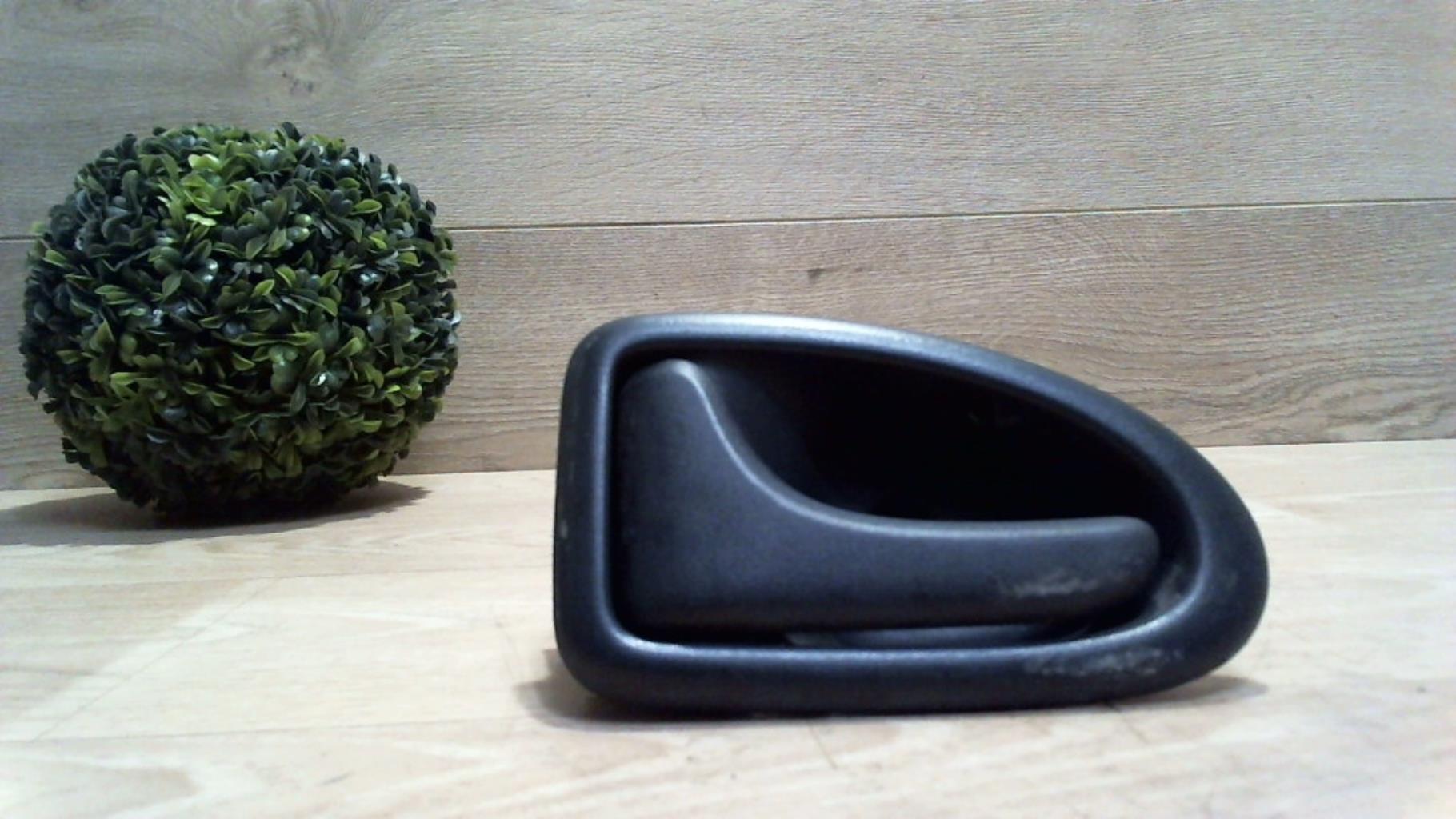 Poignee interieur avant gauche RENAULT CLIO 2 PHASE 2 Diesel - 1