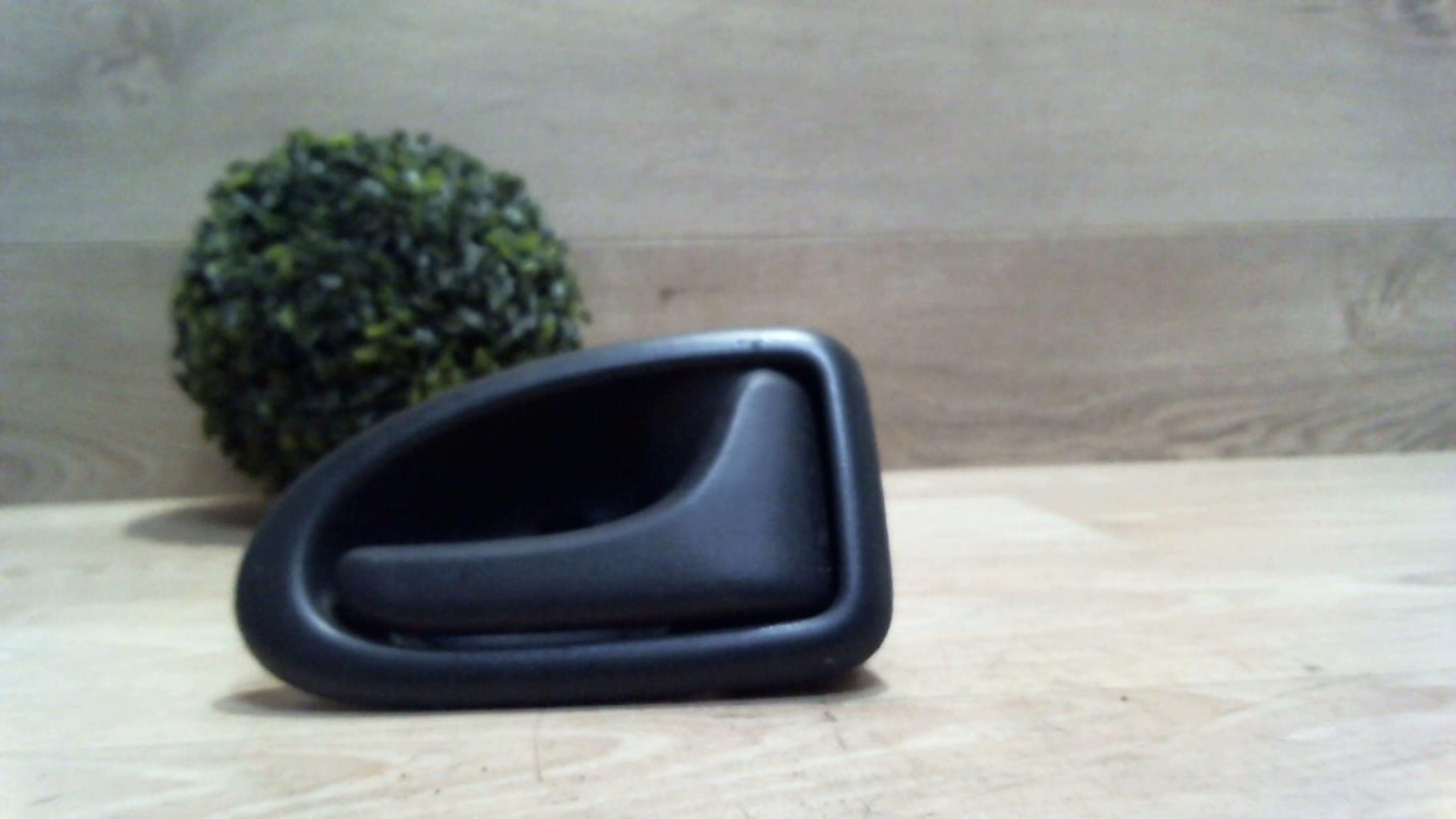 Poignee interieur avant gauche RENAULT CLIO 2 PHASE 2 Diesel - 1