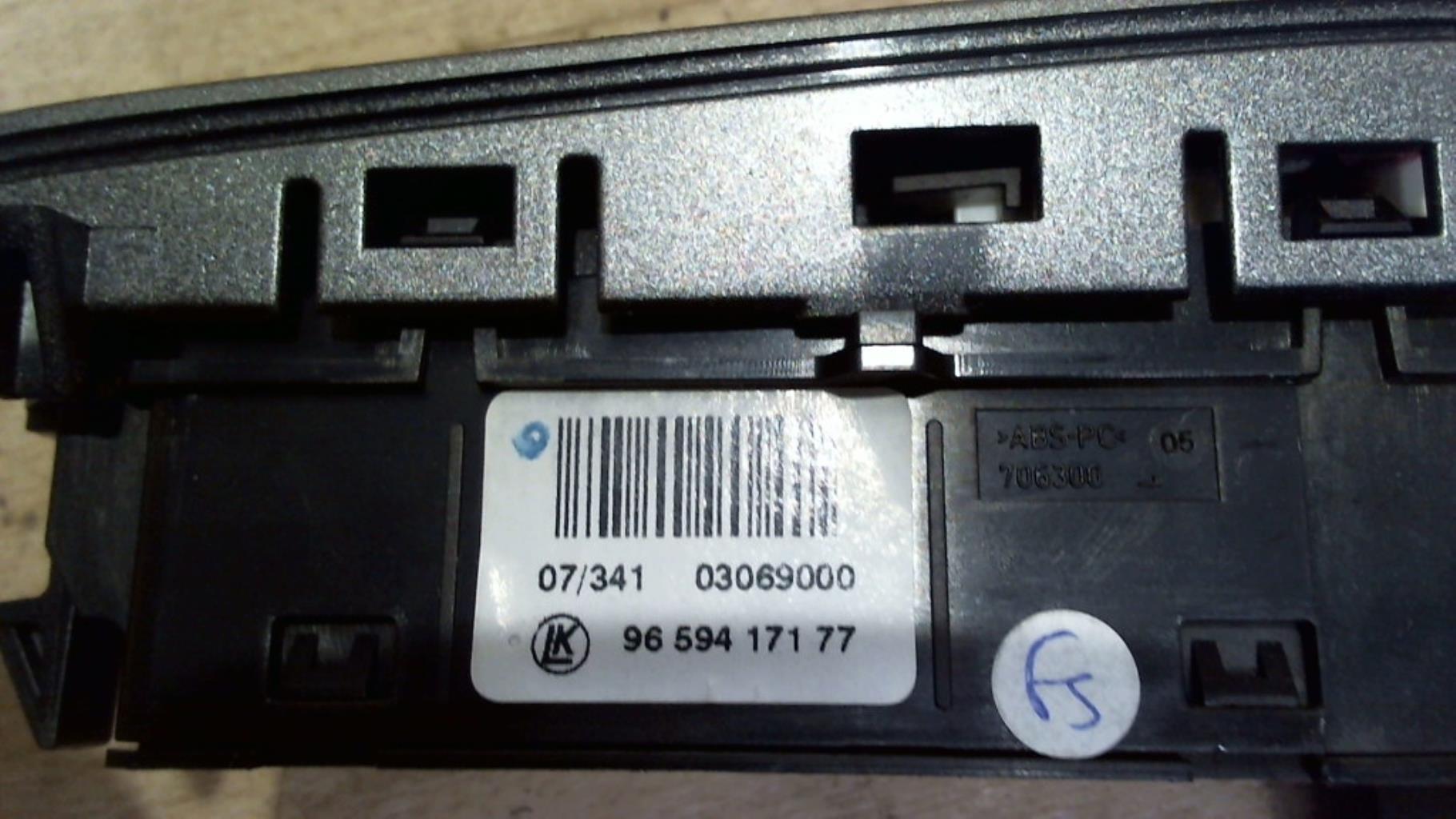 Bouton de warning PEUGEOT 308 1 PHASE 1 Diesel - 1