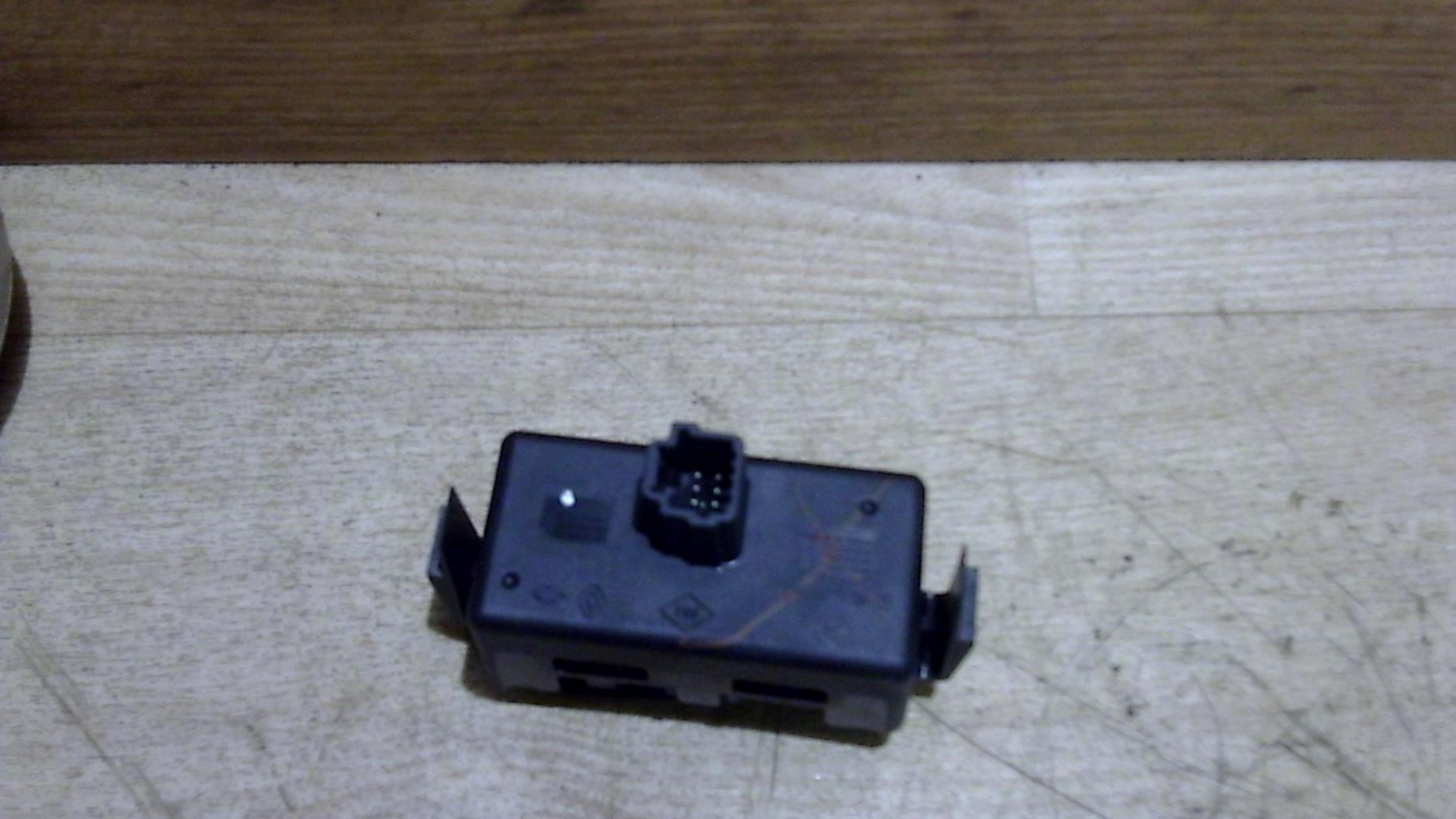 Bouton de warning RENAULT LATITUDE Diesel - 1
