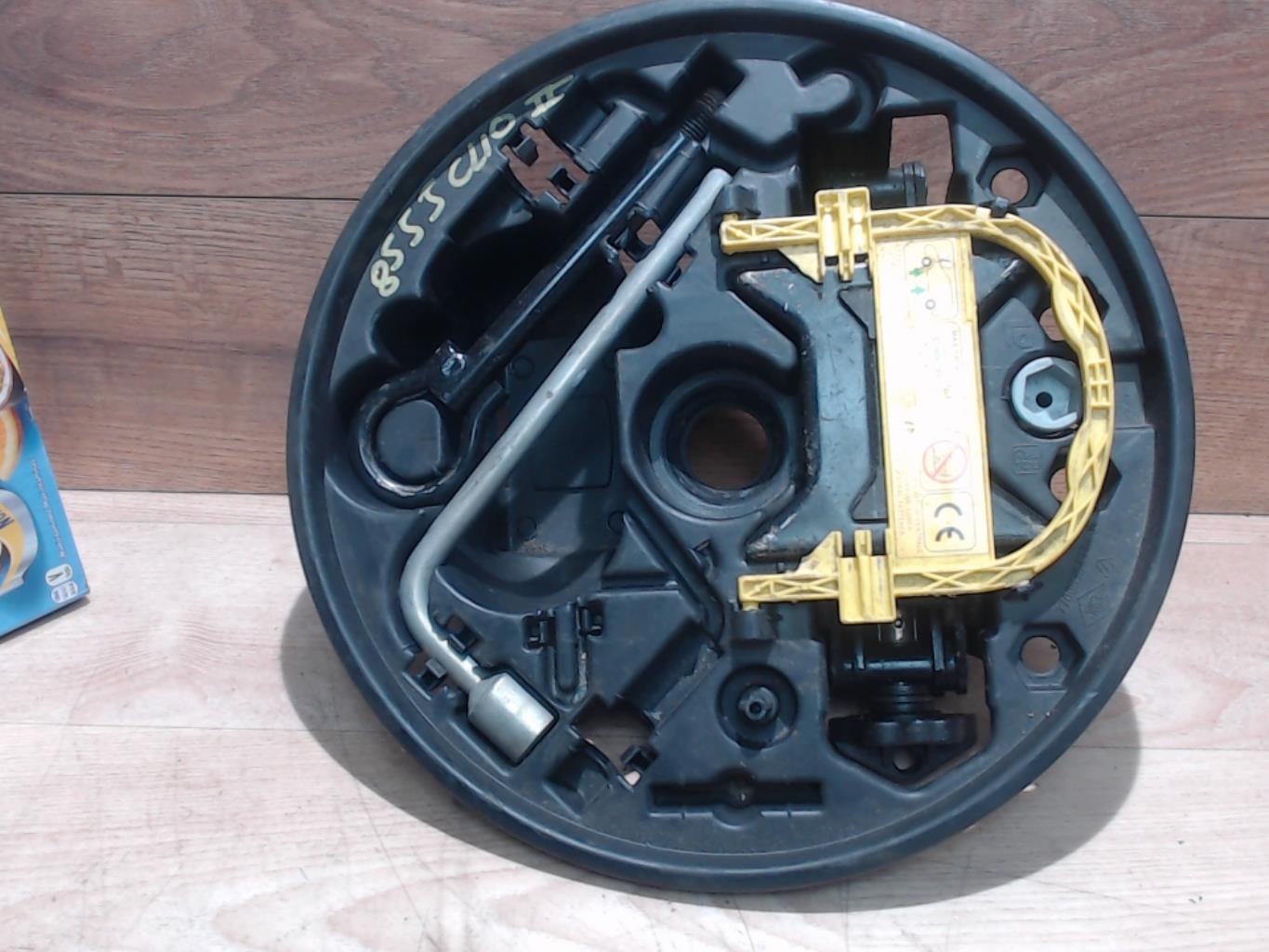 Cric (Ensemble depannage) RENAULT CLIO 2 PHASE 1 Essence - 1