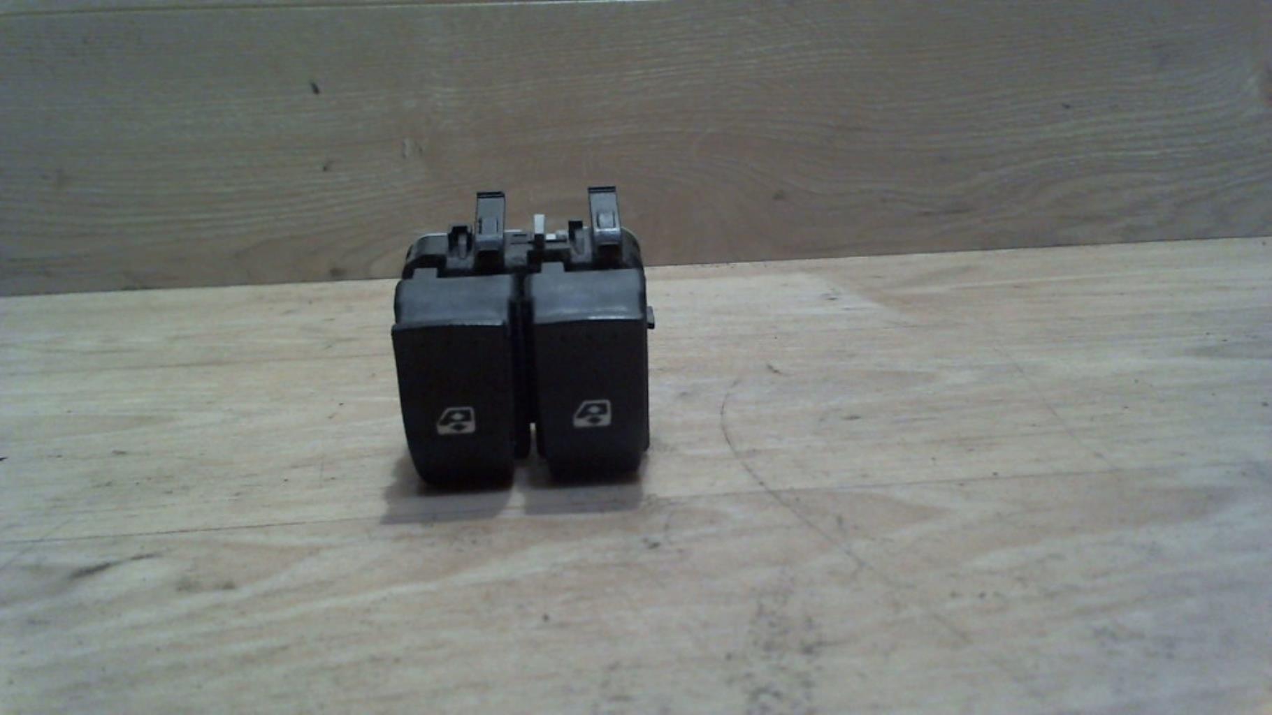 Bouton/Interrupteur RENAULT MEGANE 2 PHASE 1 Essence - 1