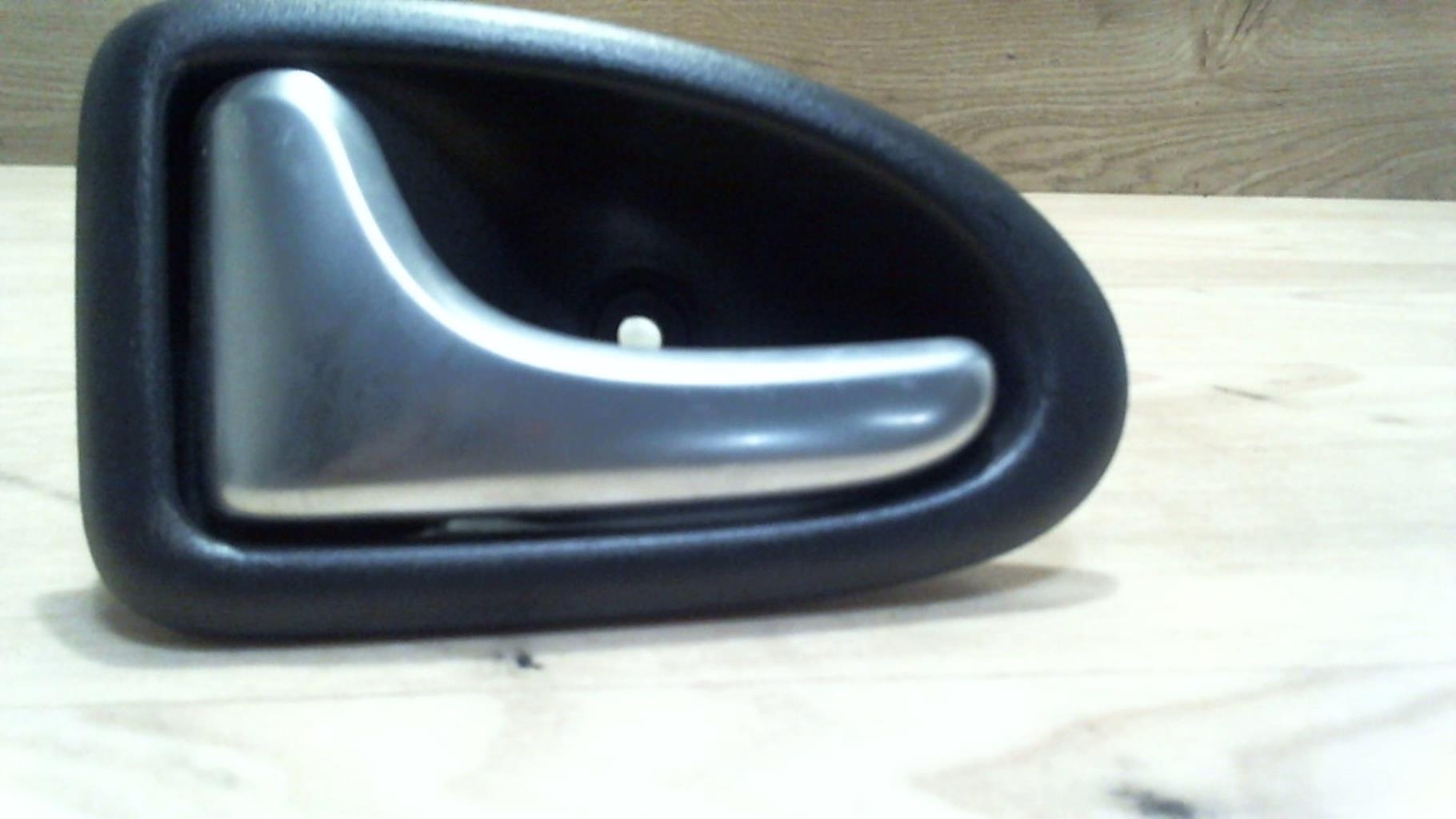 Poignee interieur arriere gauche RENAULT CLIO 2 PHASE 2 Essence - 1