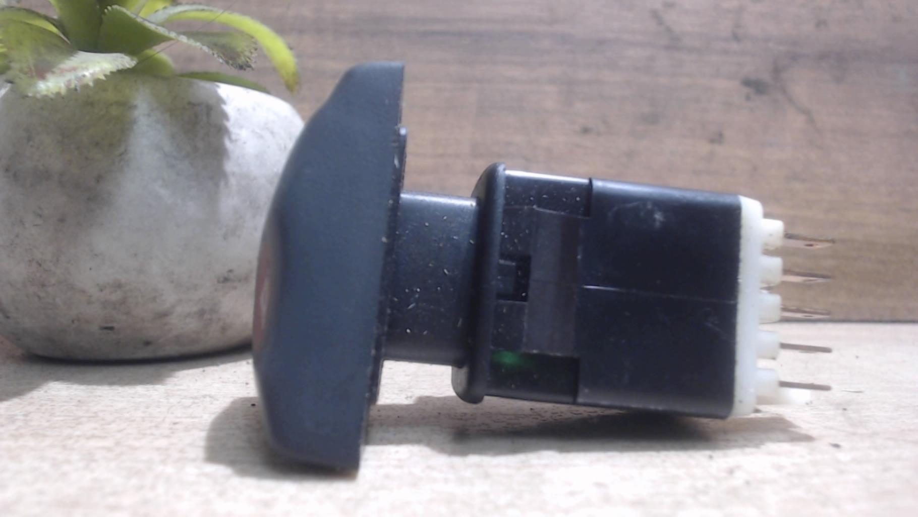 Bouton de warning RENAULT MEGANE 1 PHASE 1 Essence - 1