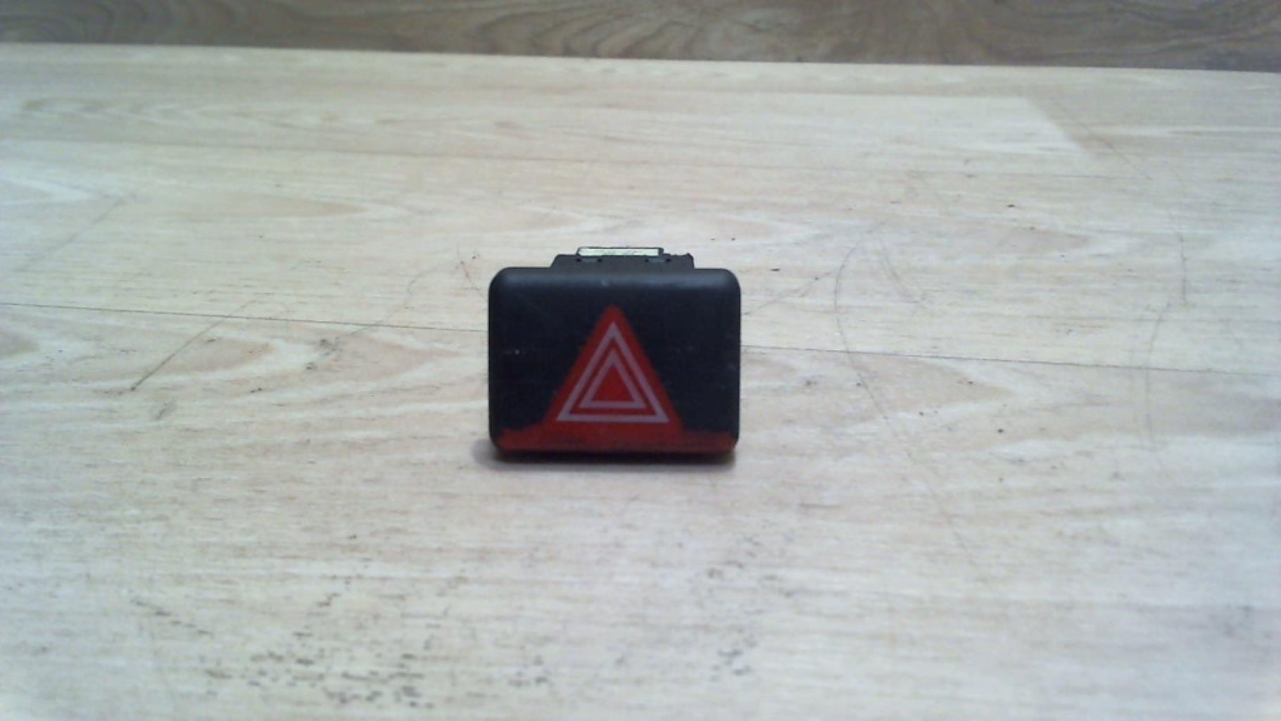 Bouton de warning AUDI A4 2 AVANT PHASE 1 BREAK Diesel - 1