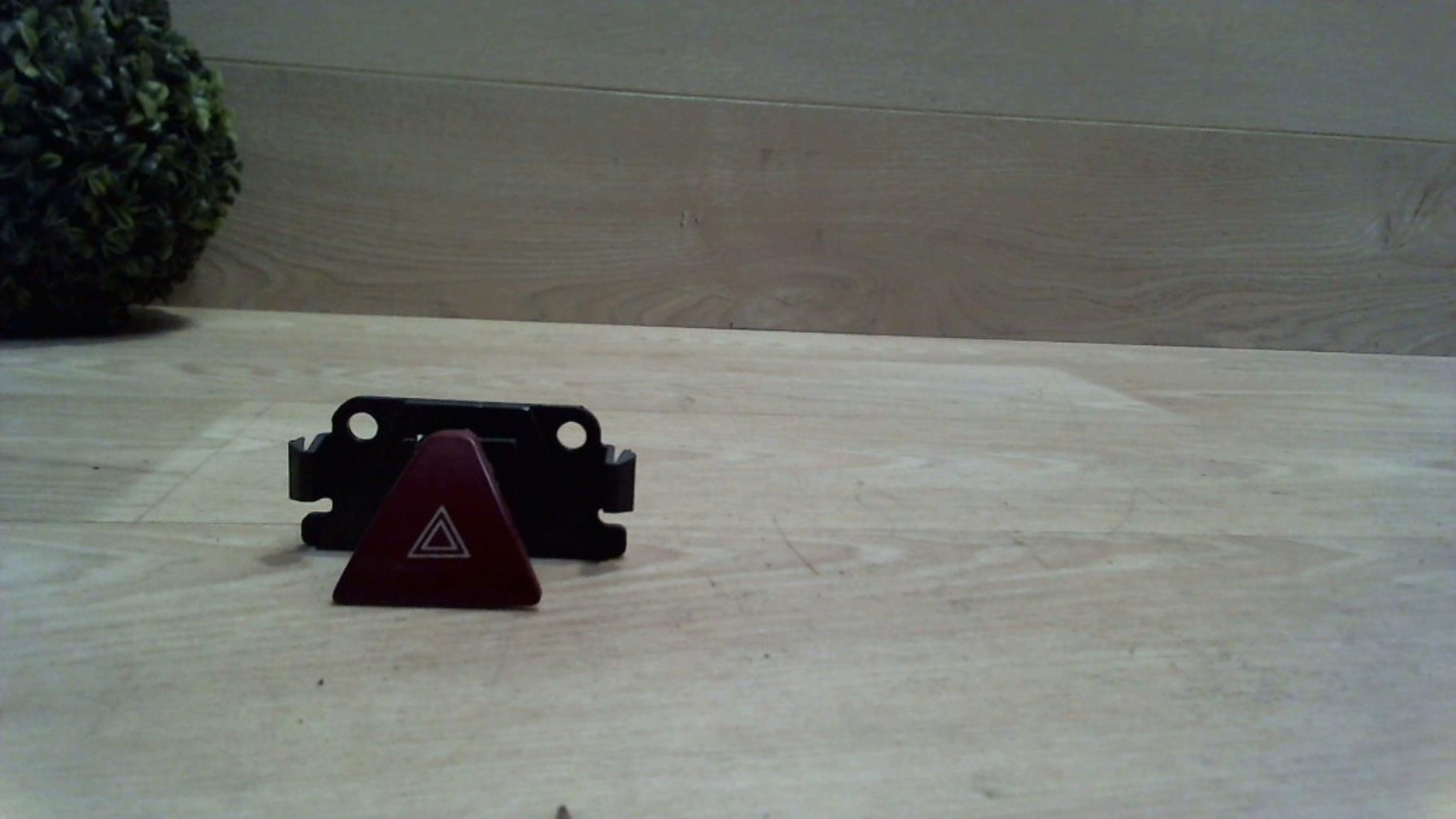 Bouton de warning PEUGEOT 307 PHASE 1 Essence - 1