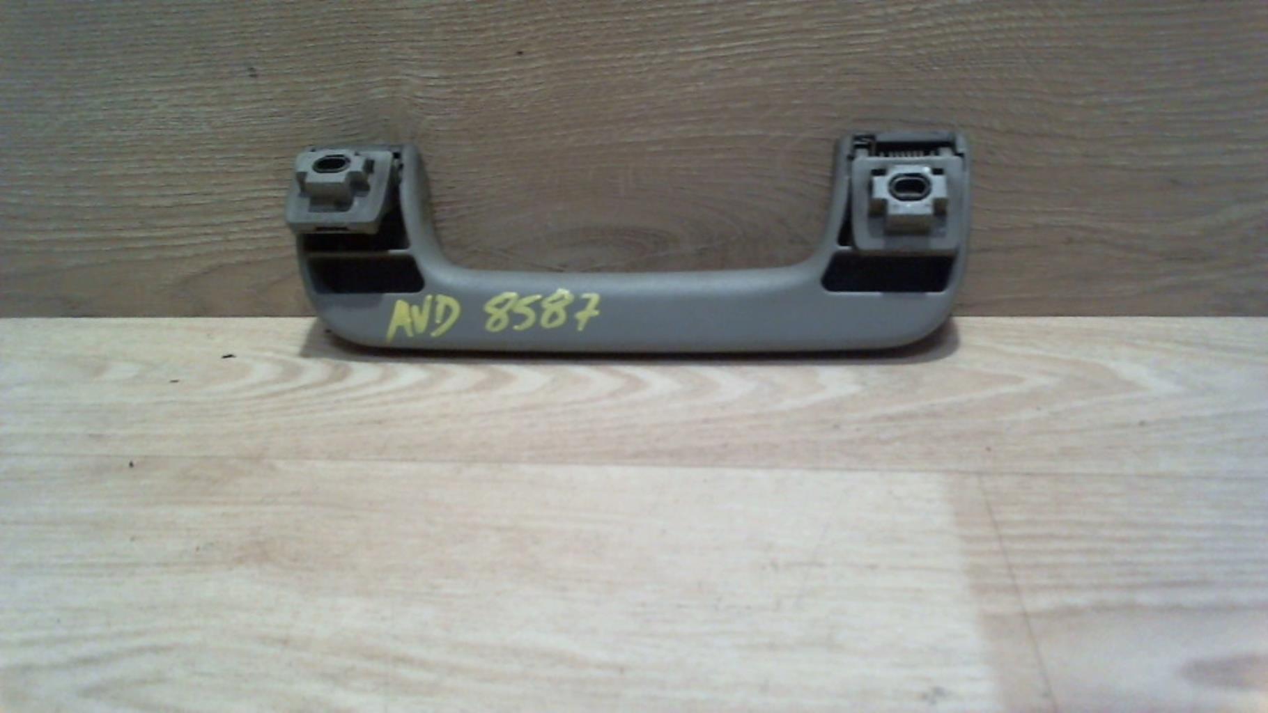 Poignee de maintien avant droit AUDI A4 2 AVANT PHASE 1 BREAK Diesel - 1