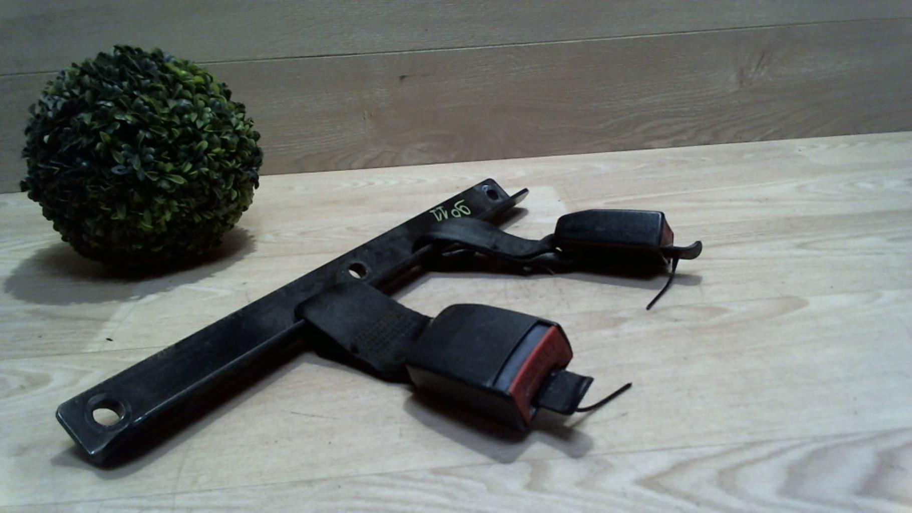Attache ceinture arriere centrale RENAULT R19 PHASE 1 CABRIOLET Essence - 1