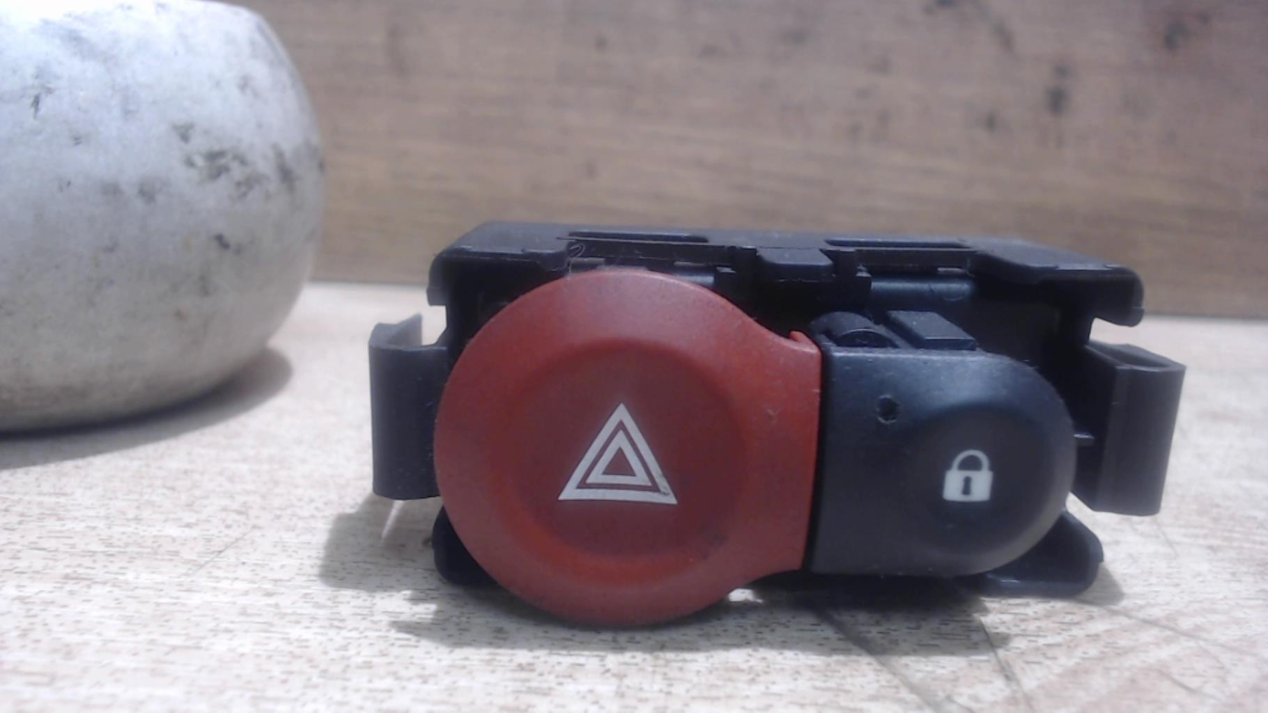 Bouton de warning RENAULT CLIO 3 PHASE 1  - 1