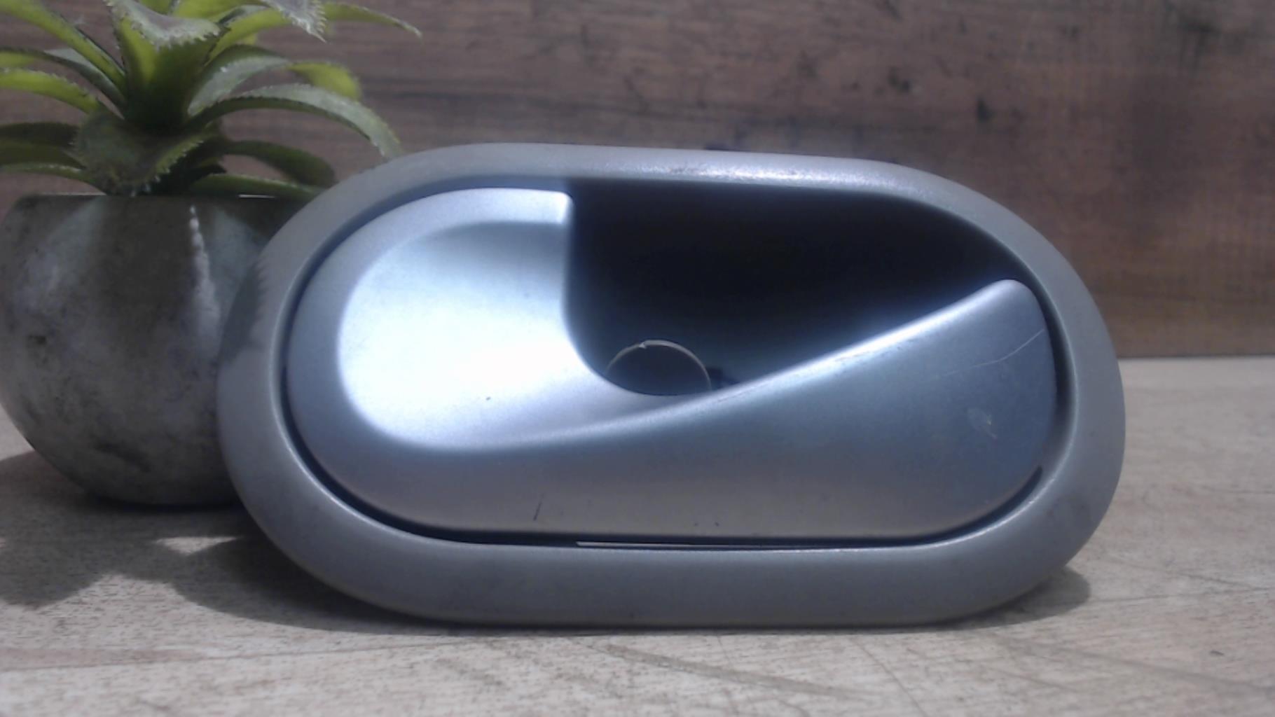 Poignee interieur avant gauche RENAULT CLIO 3 PHASE 1  - 1