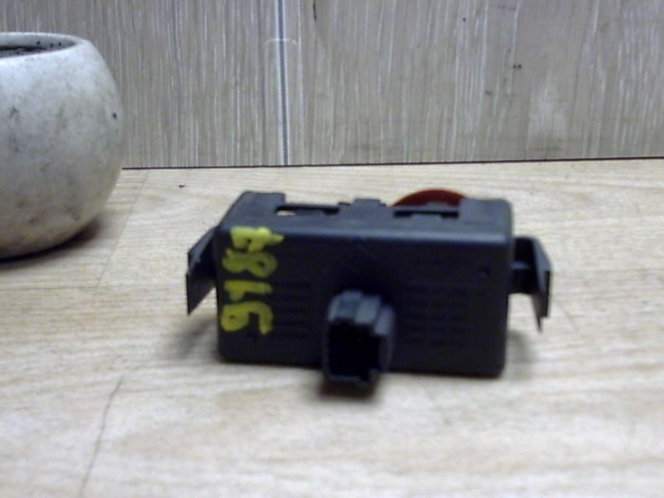 Bouton de warning RENAULT CLIO 3 PHASE 1  - 1