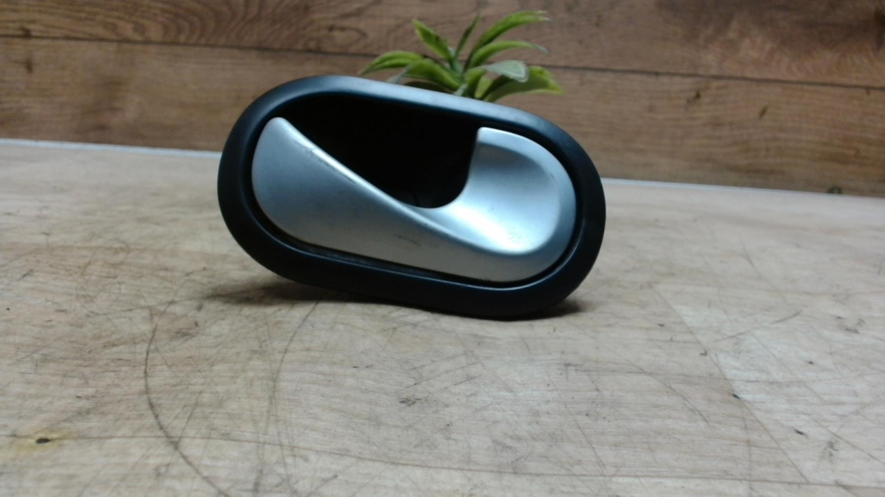 Poignee interieur avant droit RENAULT TWINGO 2 PHASE 2 Essence - 1
